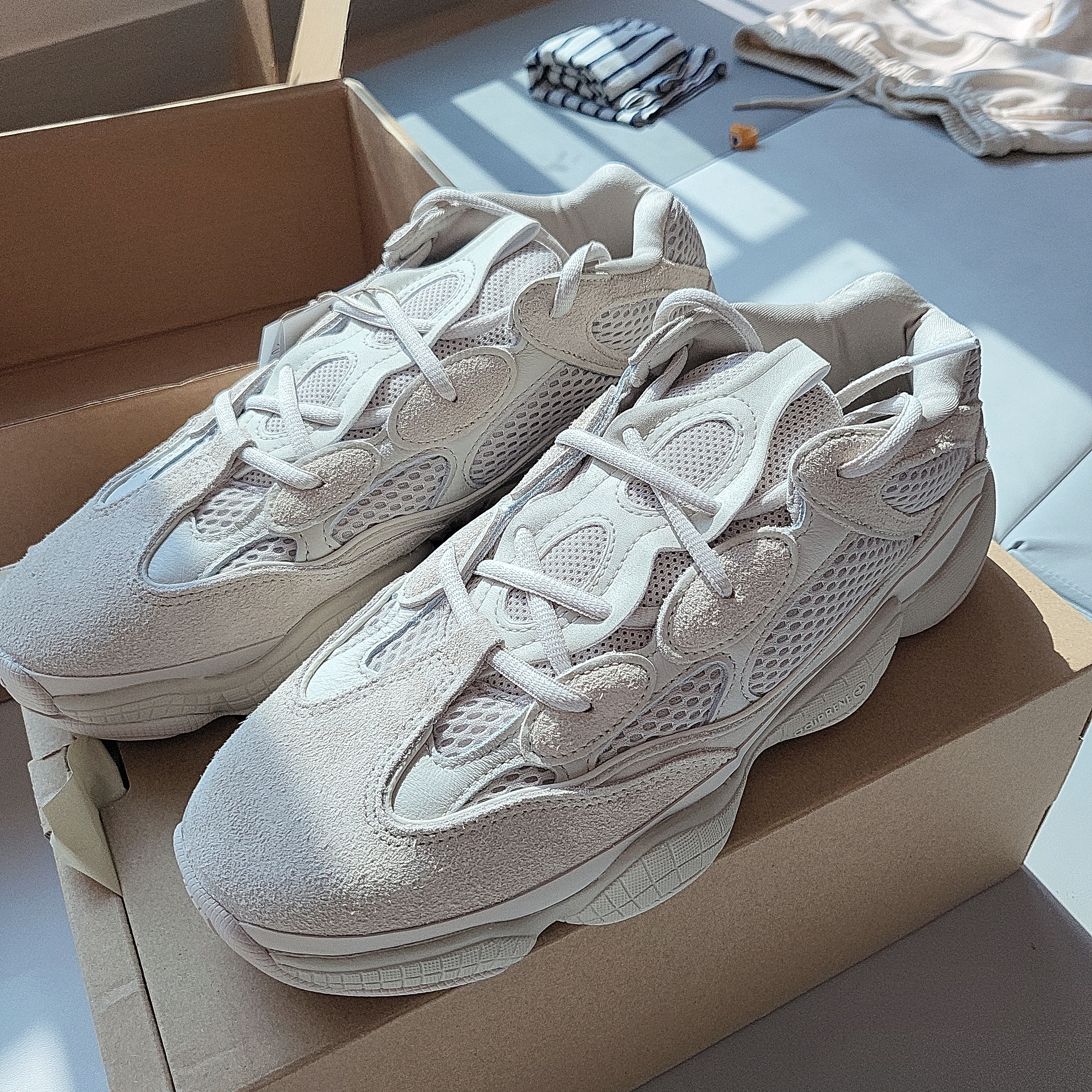 Adidas Yeezy 500 Blush 2022 착용 스타일 - 2