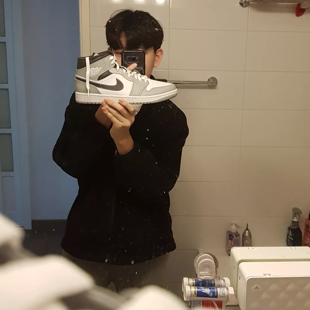 Jordan 1 Mid Light Smoke Grey Anthracite 착용 스타일 - 2