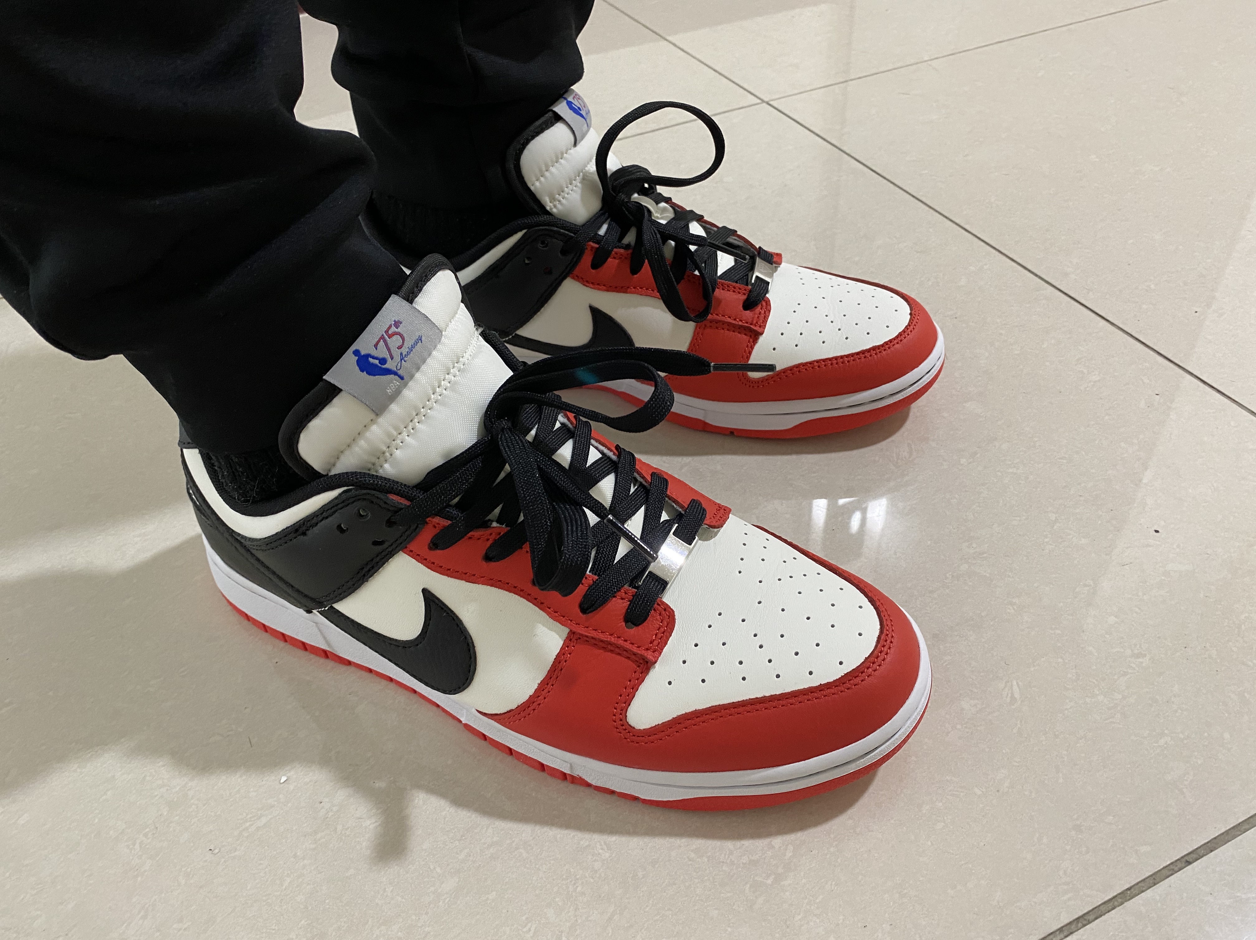 Nike x NBA Dunk Low Retro EMB Black and Chile Red 착용 스타일 - 2