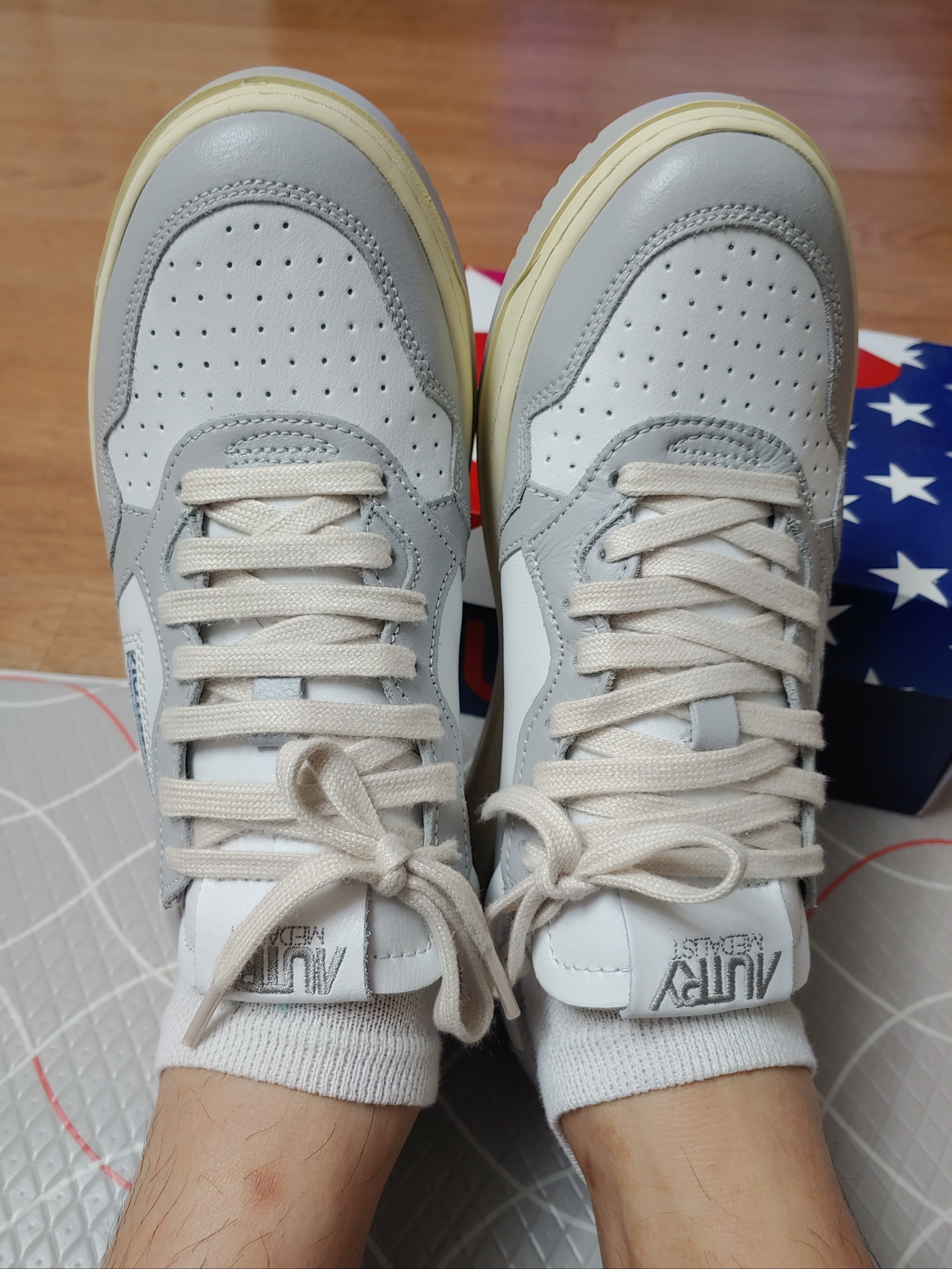 Autry Medalist Low Leather Sneakers Grey White 착용 스타일 - 2