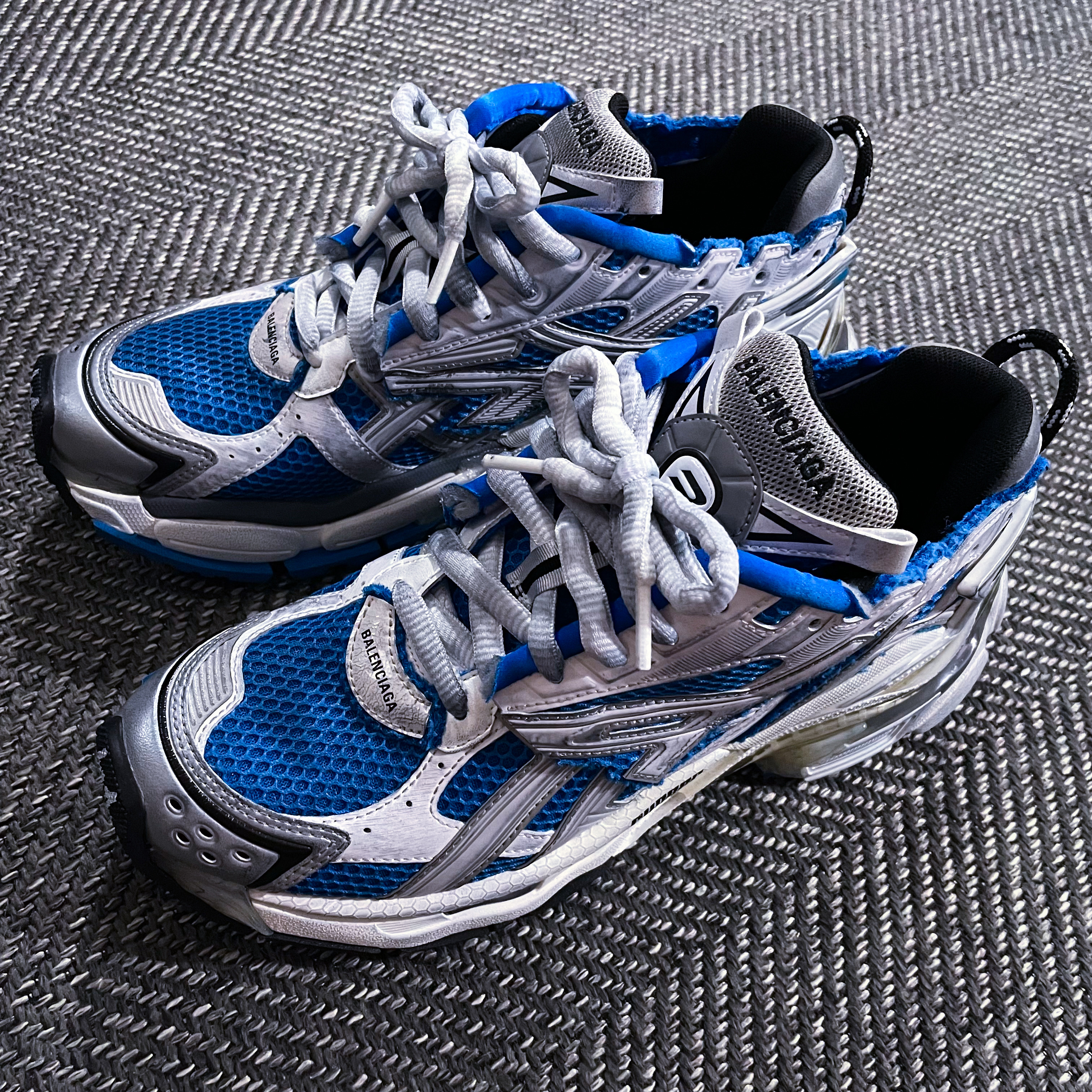 Balenciaga Runner Sneakers Blue White 착용 스타일 - 1