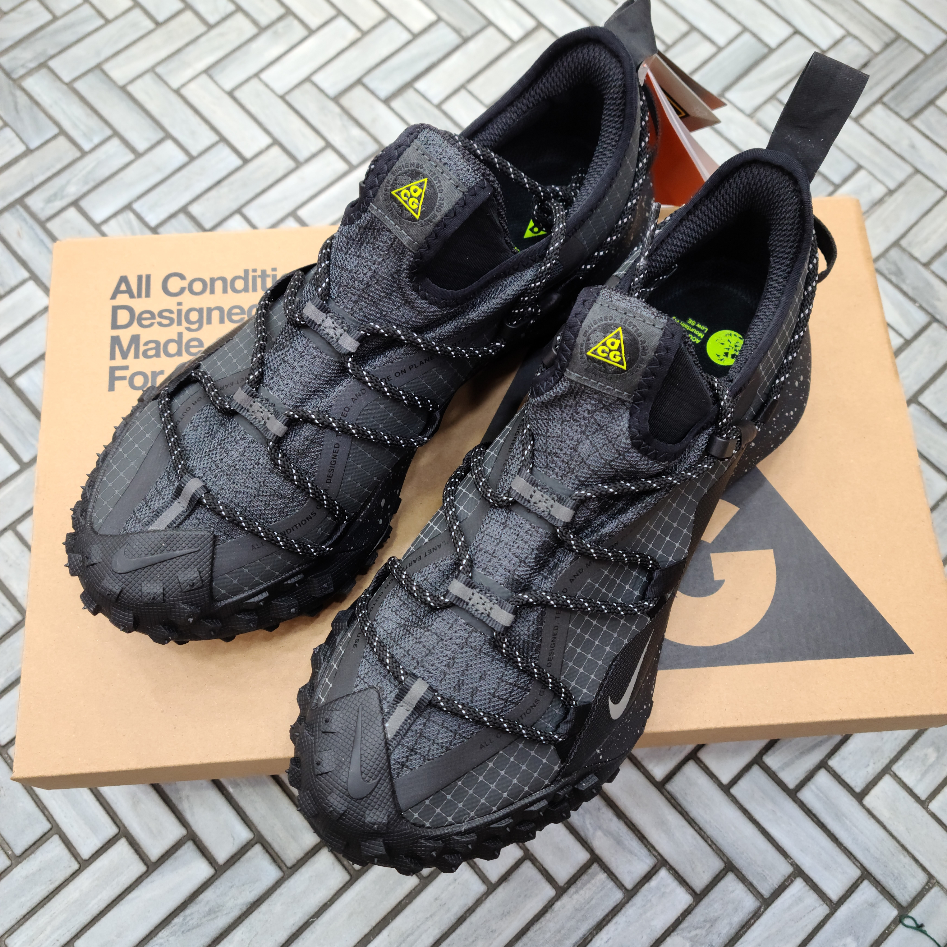 Nike ACG Mountain Fly Low Gore-Tex SE Dark Smoke Grey 착용 스타일 - 3