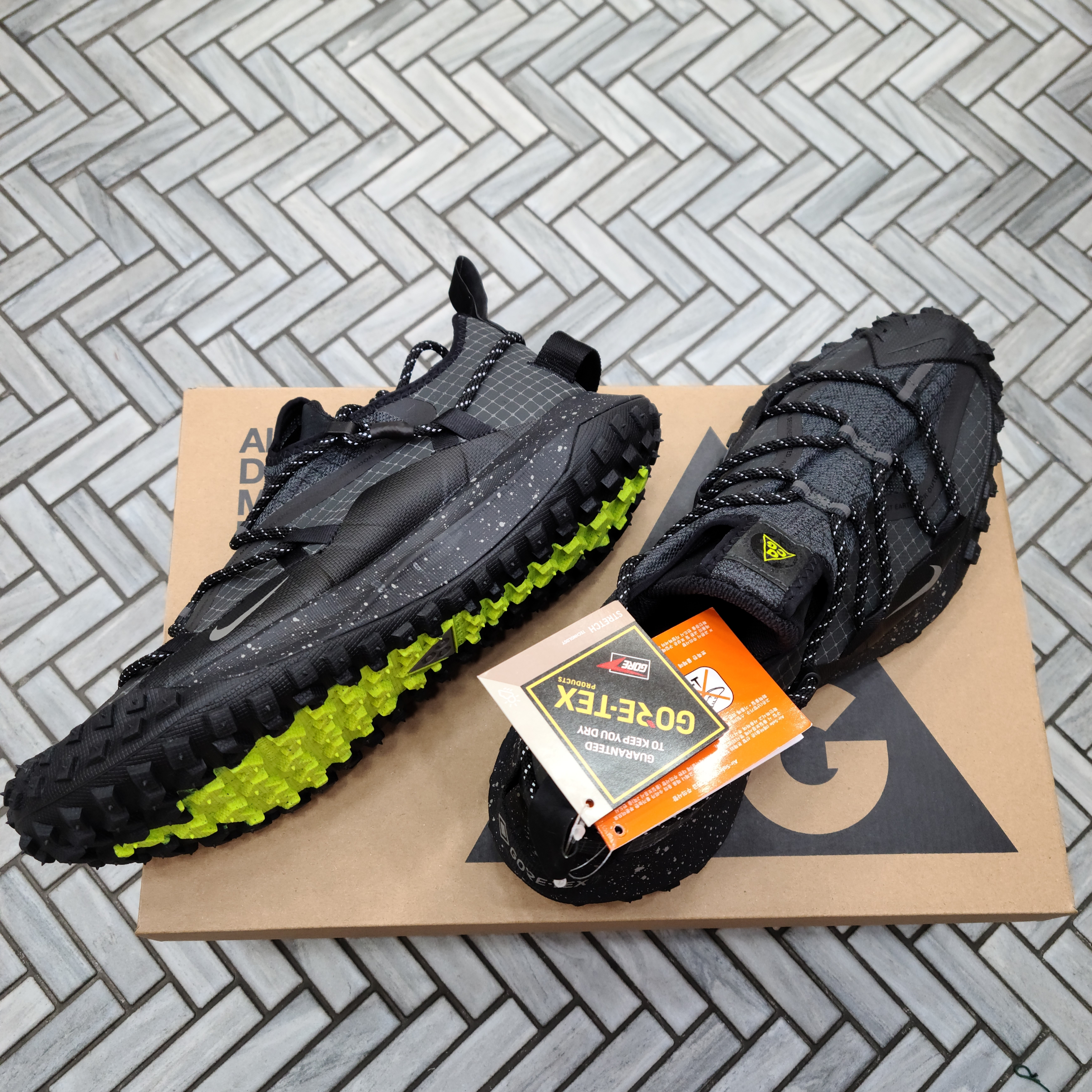 Nike ACG Mountain Fly Low Gore-Tex SE Dark Smoke Grey 착용 스타일 - 2