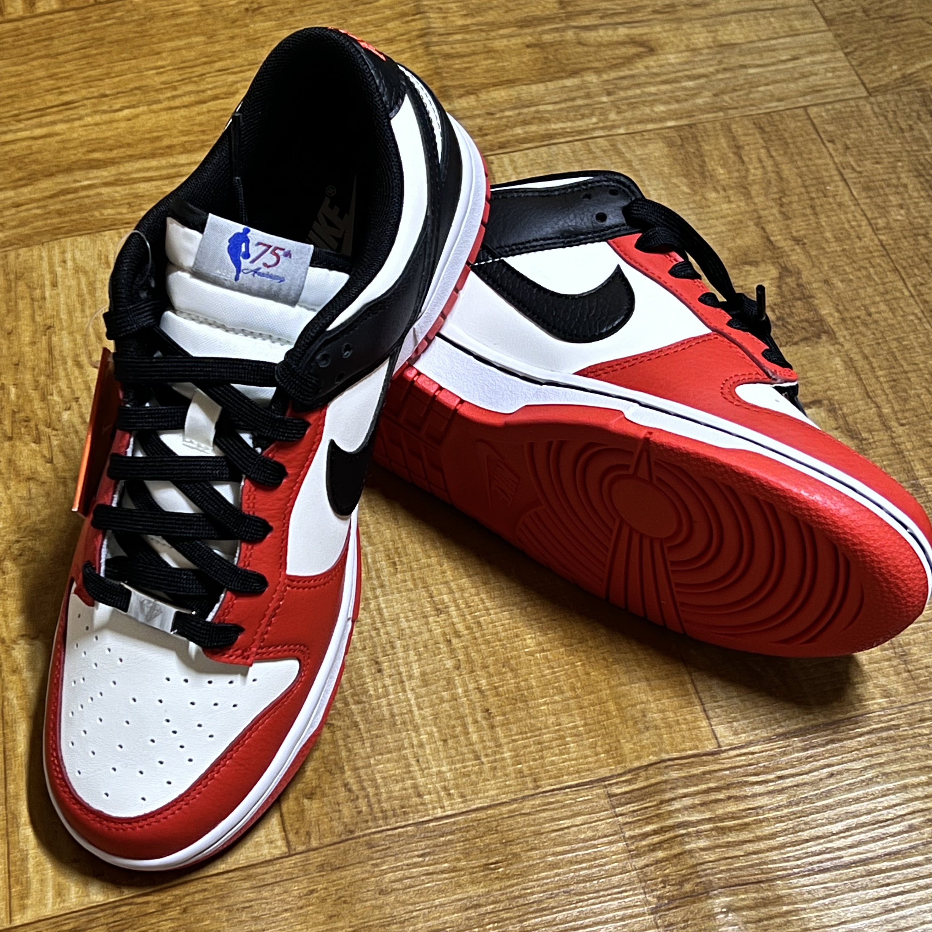 Nike x NBA Dunk Low Retro EMB Black and Chile Red 착용 스타일 - 1