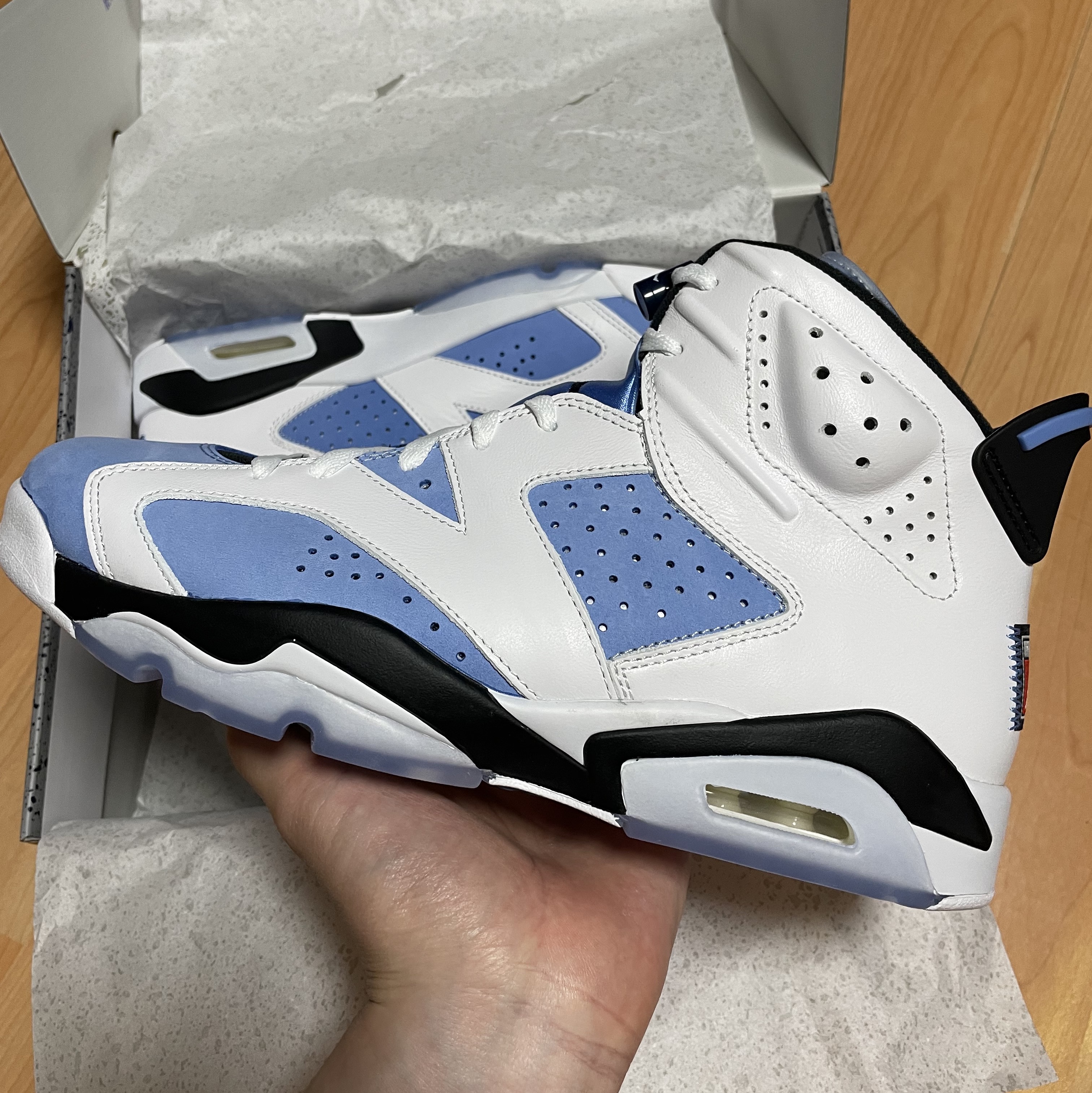 Jordan 6 Retro University Blue 착용 스타일
