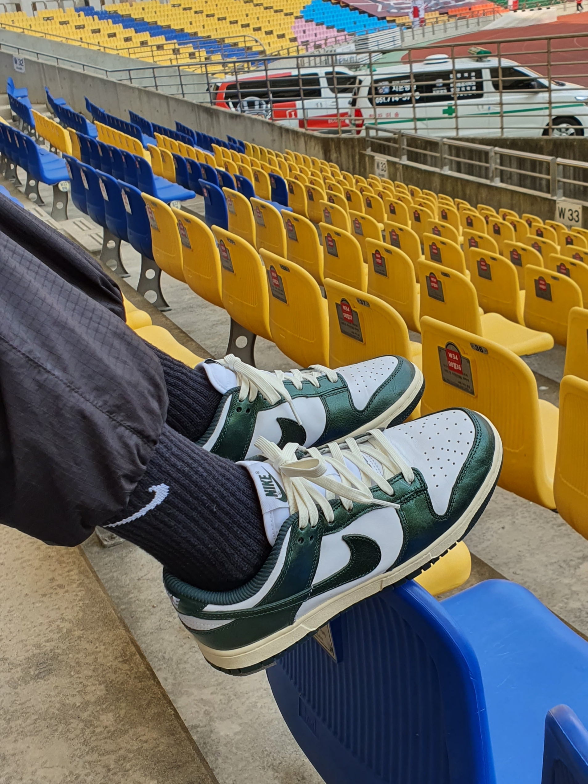 (W) Nike Dunk Low Vintage Green 착용 스타일