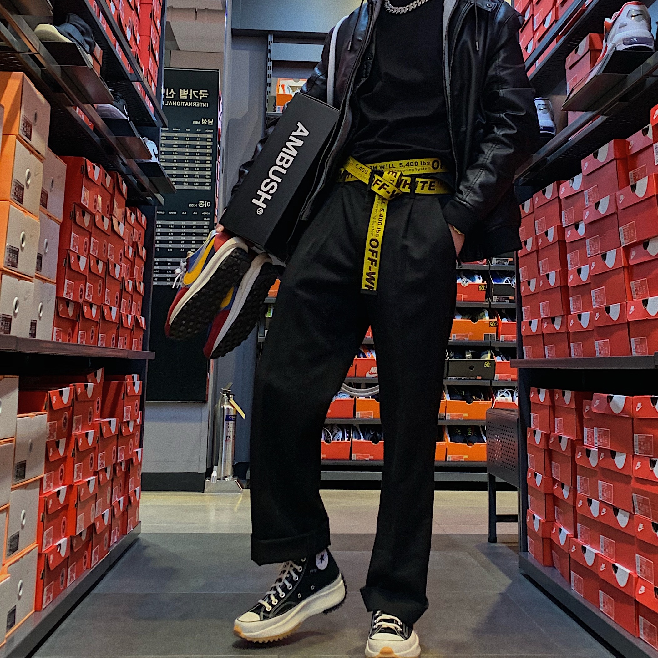 Nike x Sacai LDWaffle Blue Multi, Converse x JW Anderson Run Star Hike Hi Black 착용 스타일