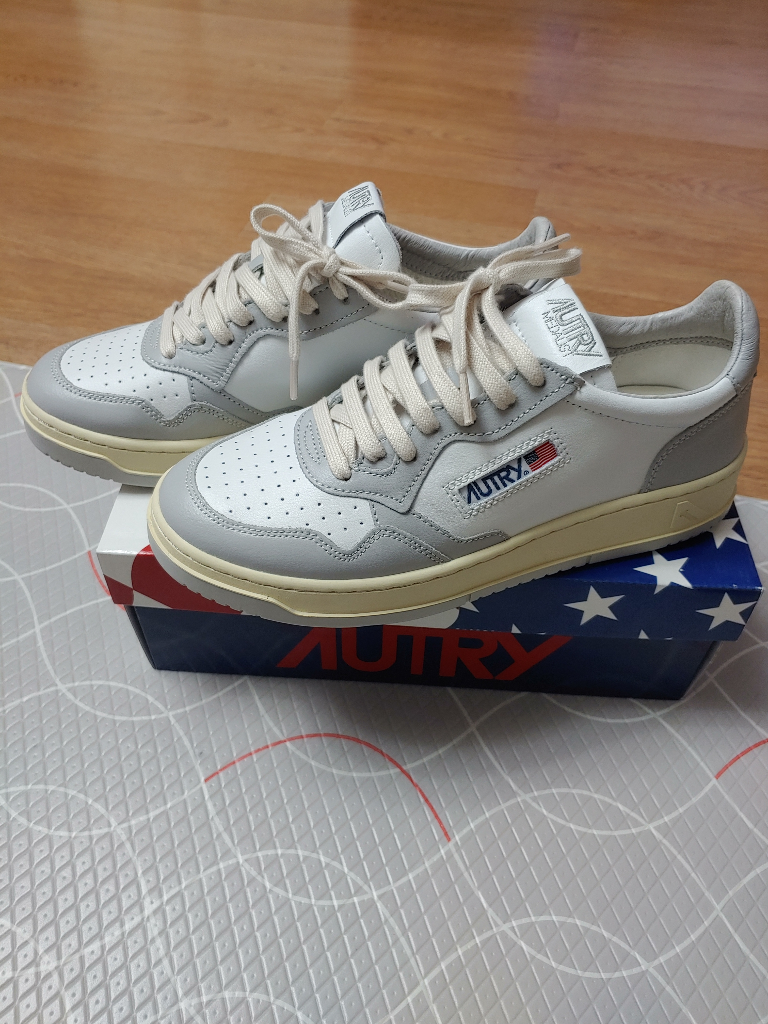 Autry Medalist Low Leather Sneakers Grey White 착용 스타일 - 1