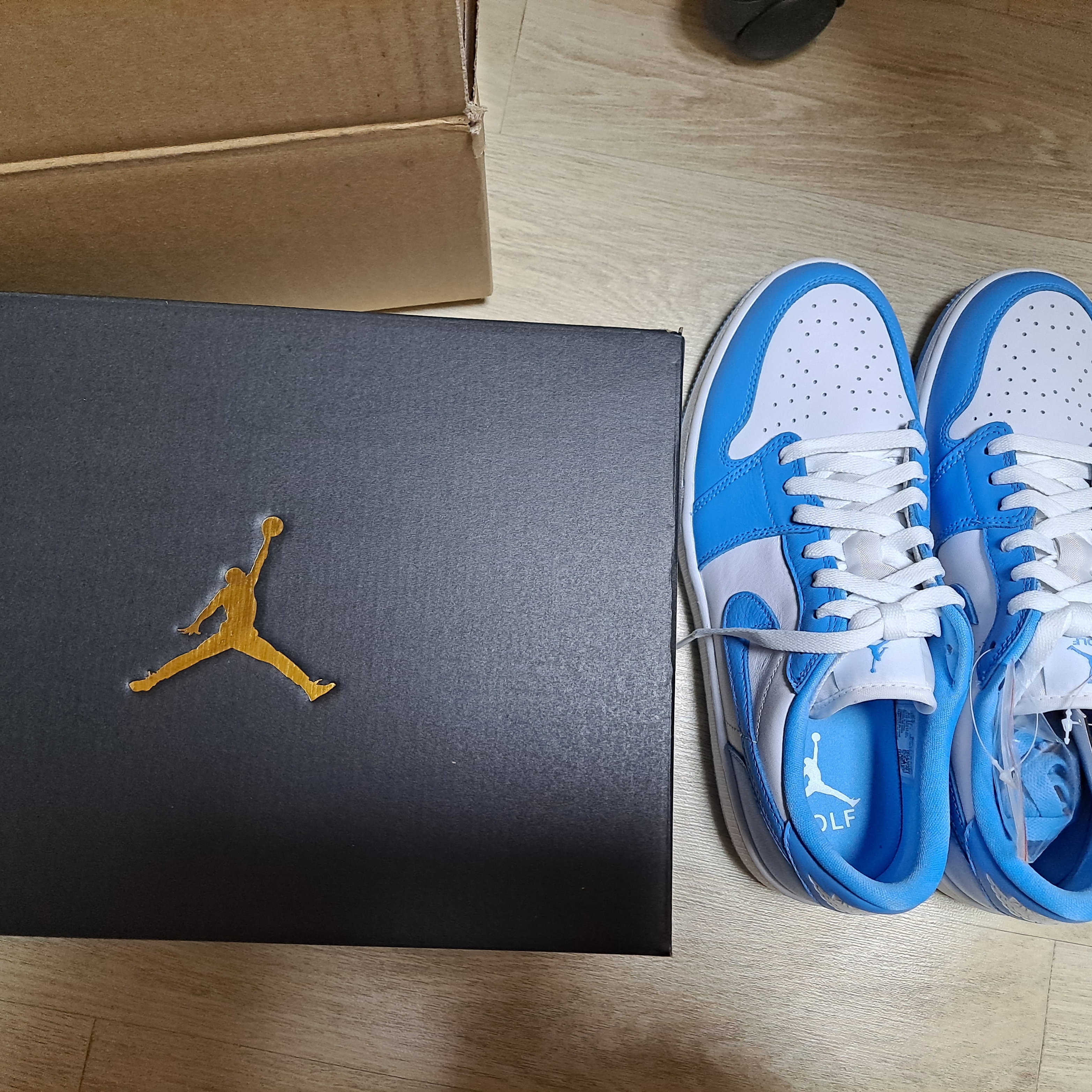 Jordan 1 Low Golf White and University Blue 착용 스타일 - 2