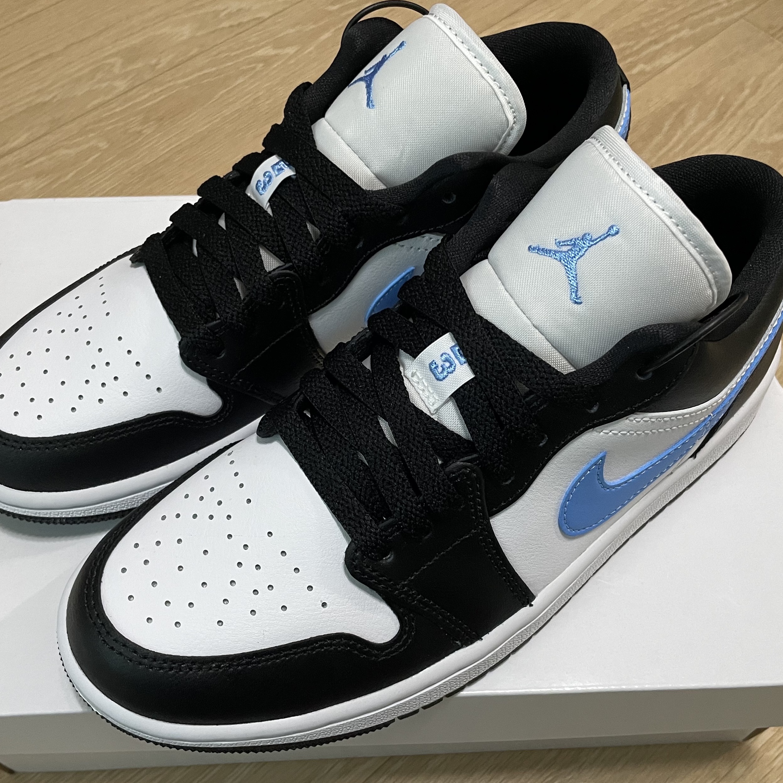 (W) Jordan 1 Low Black University Blue 착용 스타일 - 3