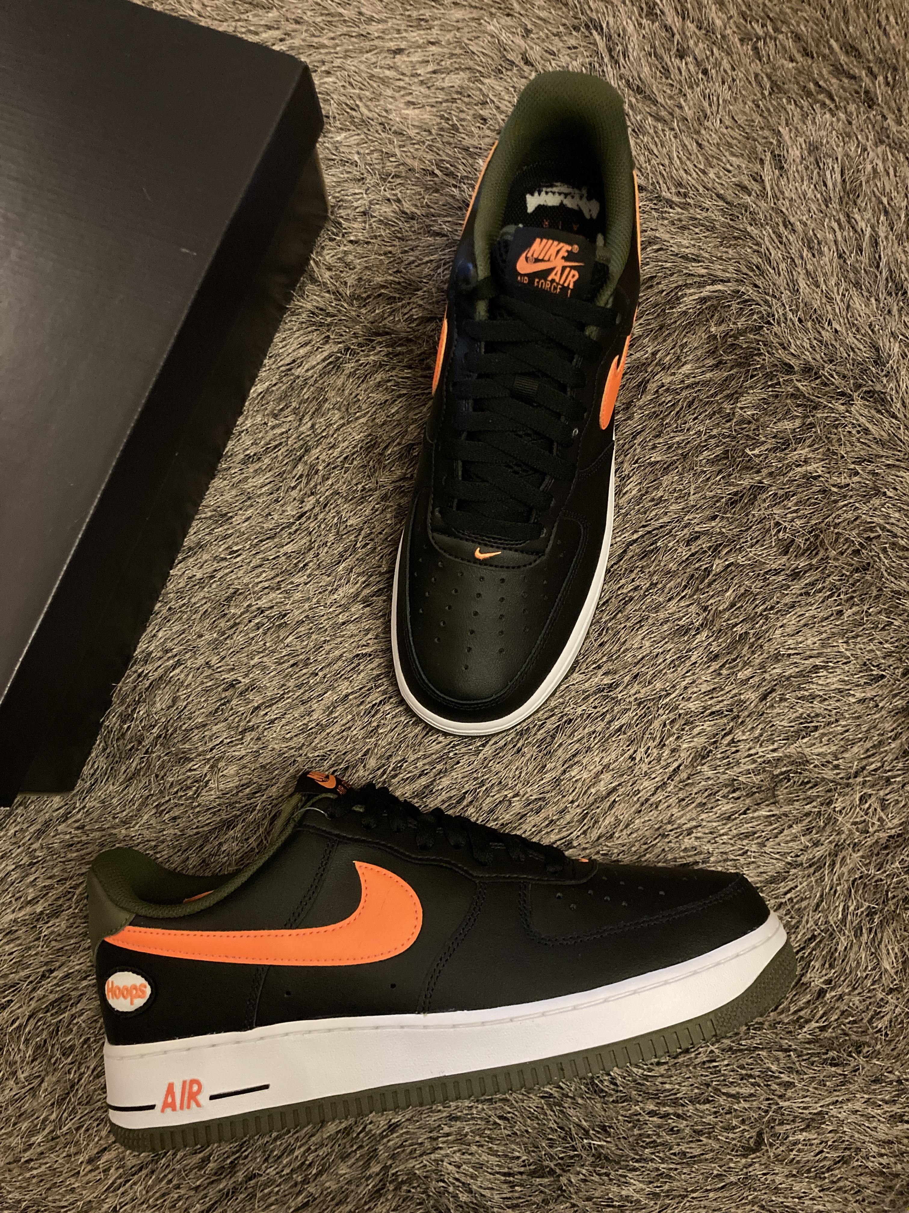 Nike Air Force 1 '07 LV8 Black Total Orange 착용 스타일 - 2
