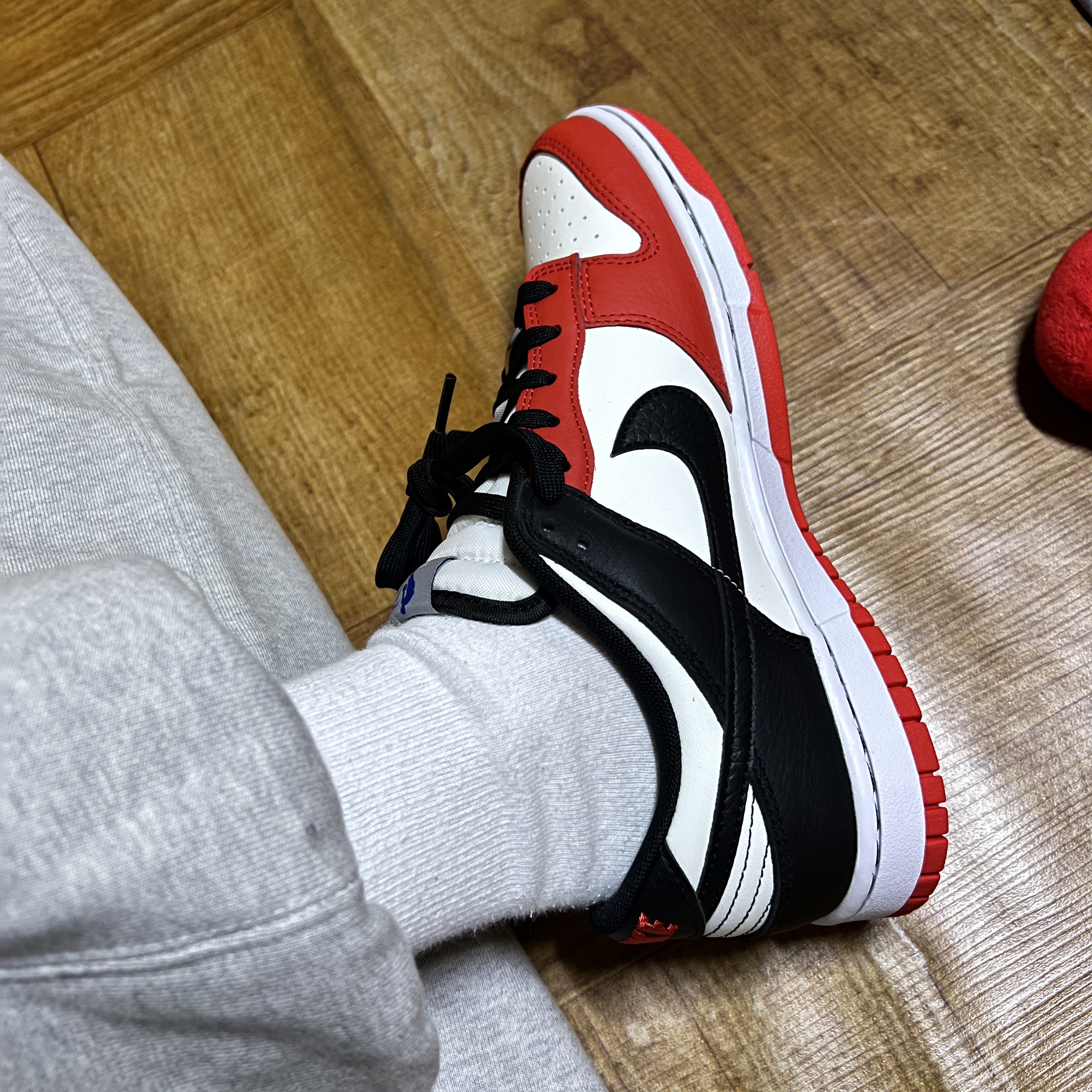 Nike x NBA Dunk Low Retro EMB Black and Chile Red 착용 스타일 - 2