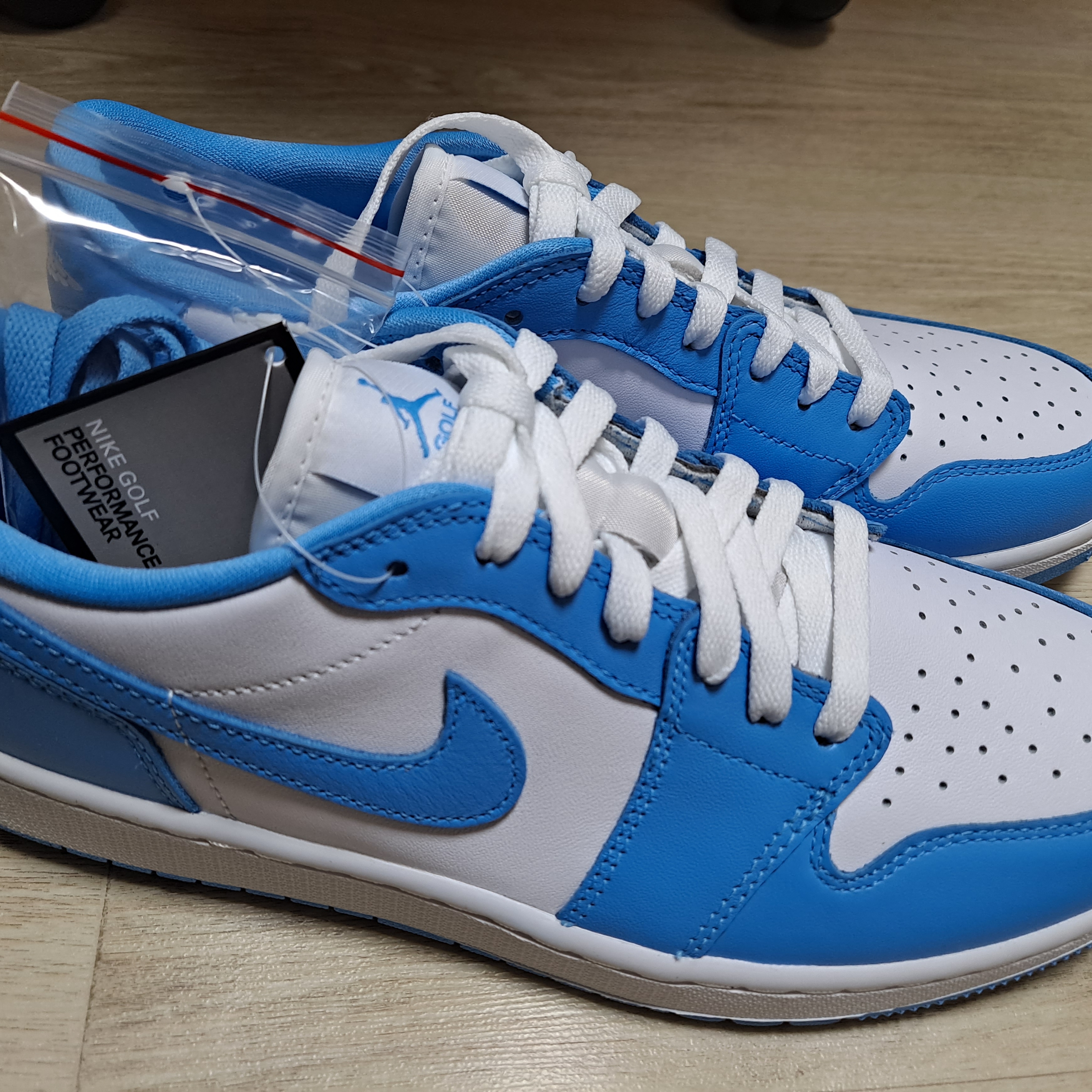 Jordan 1 Low Golf White and University Blue 착용 스타일 - 1