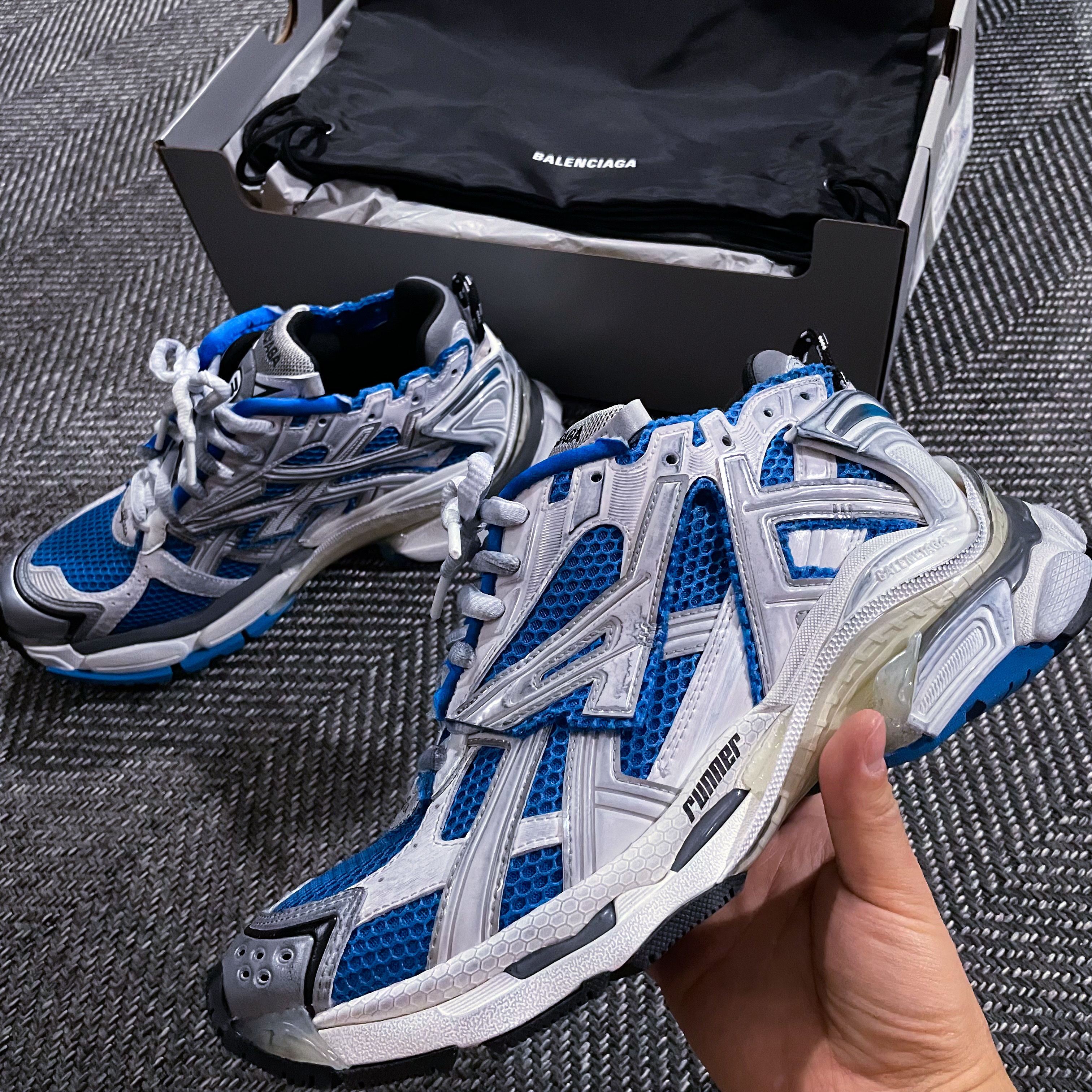 Balenciaga Runner Sneakers Blue White 착용 스타일 - 2