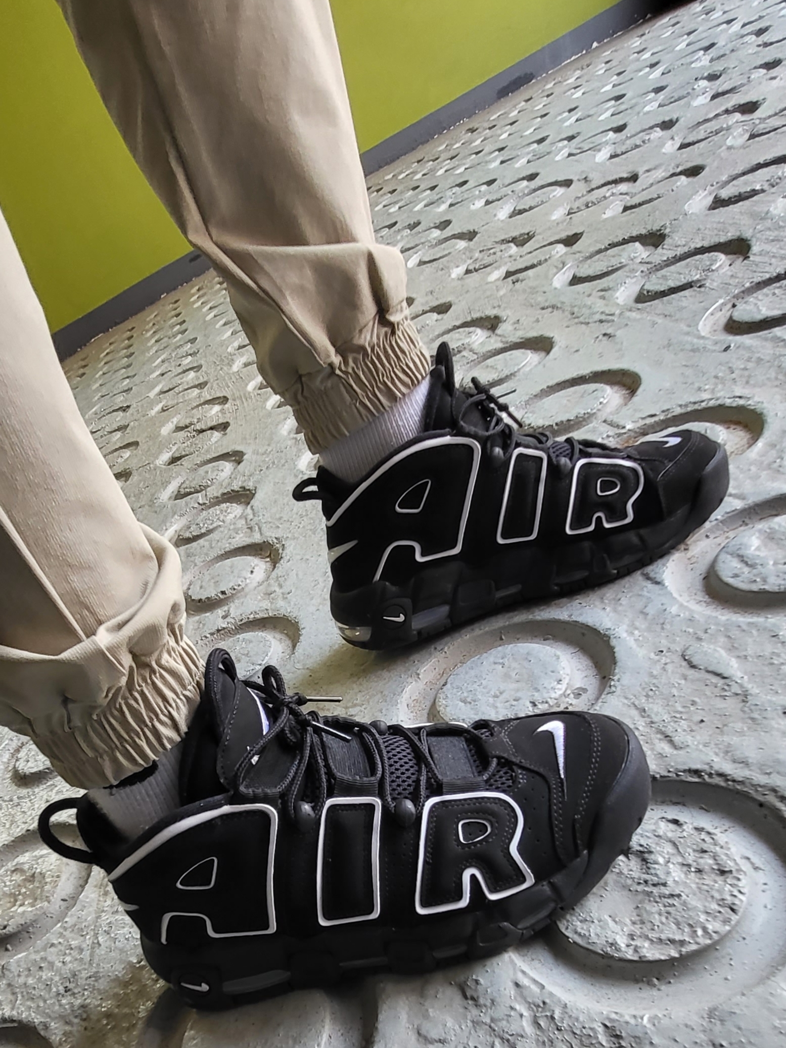 Nike Air More Uptempo Black White 2020 착용 스타일 - 3