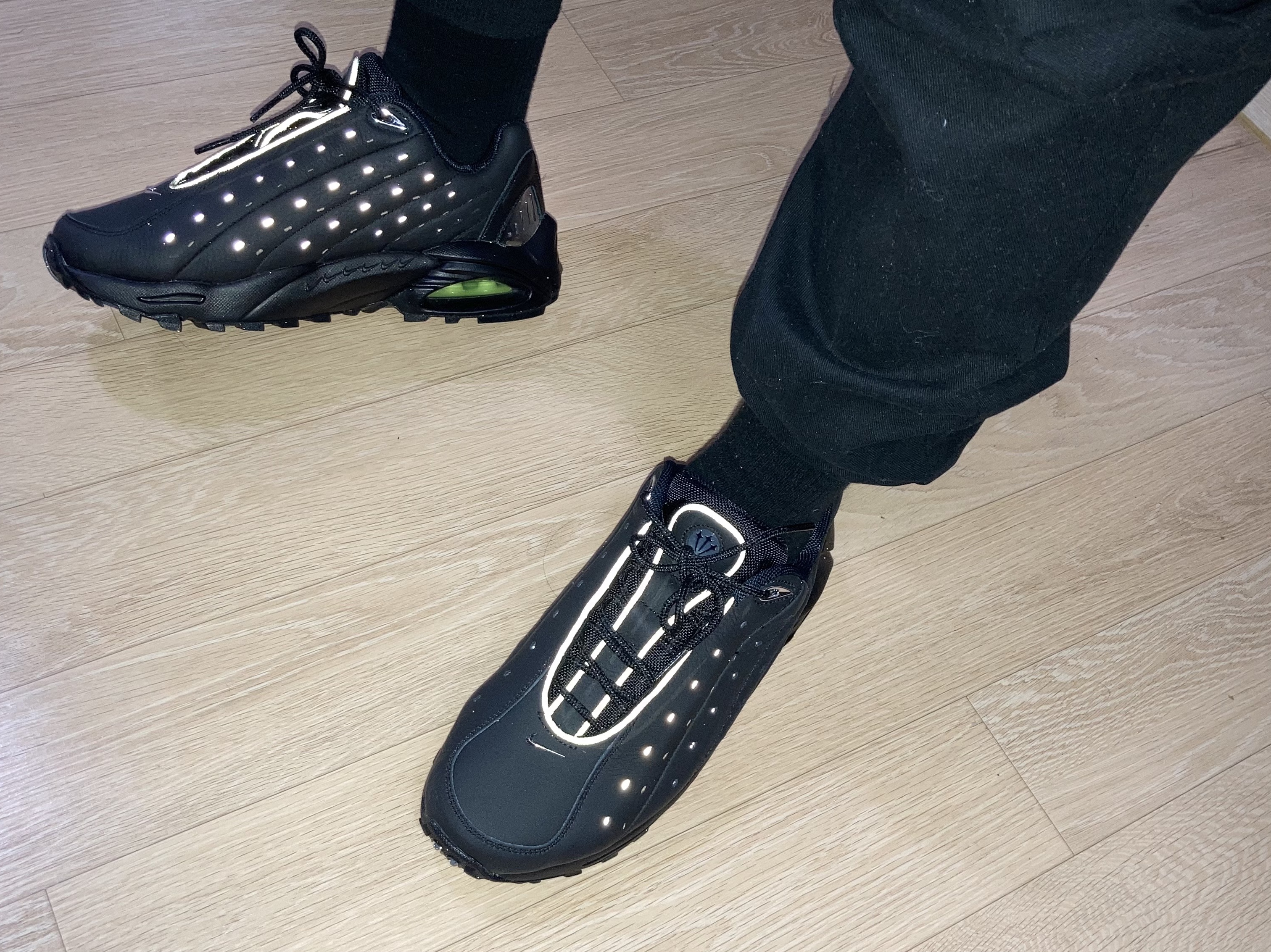 Nike x Drake Nocta Hot Step Air Terra Triple Black 착용 스타일 - 3
