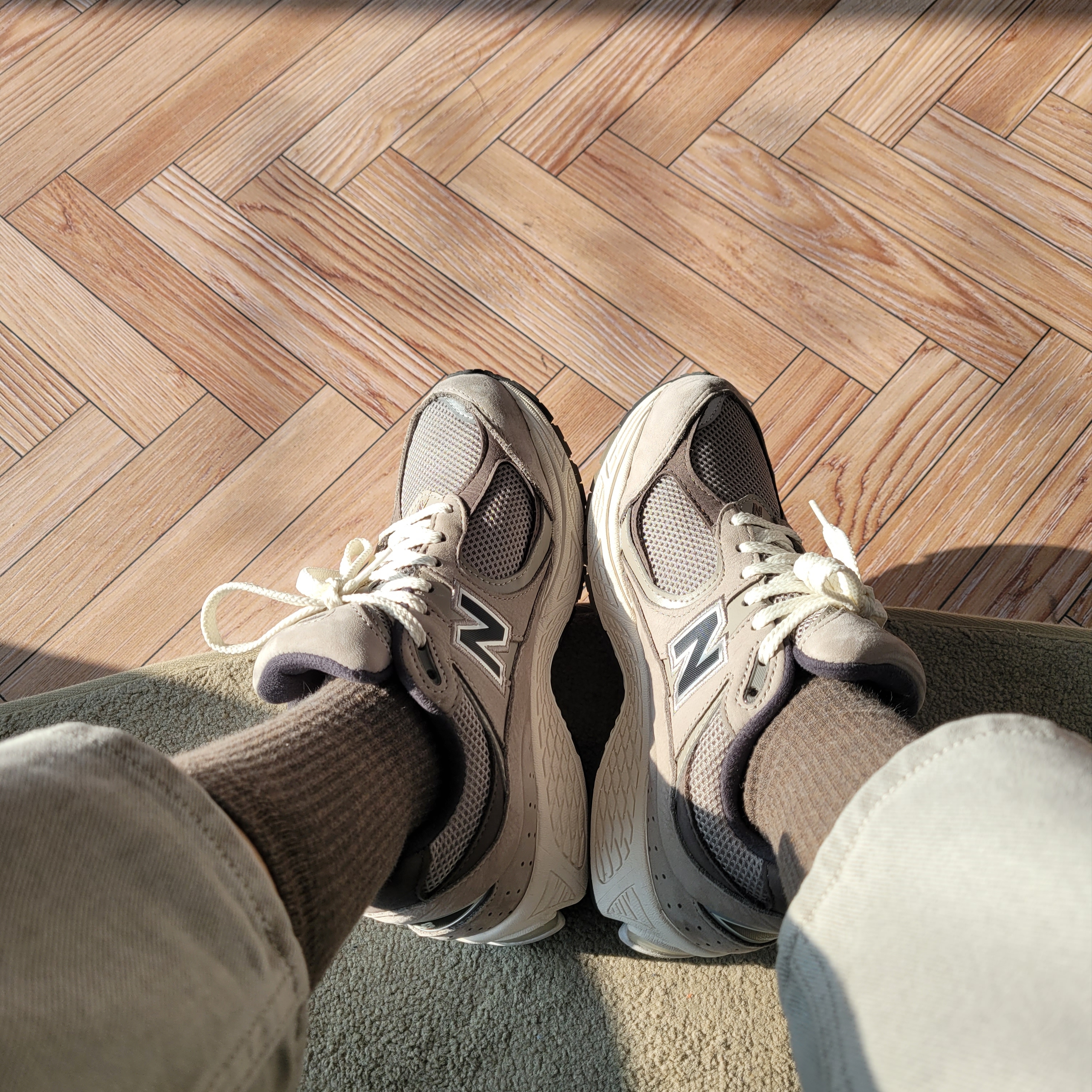 New Balance 2002 Warm Alpaca 착용 스타일 - 2