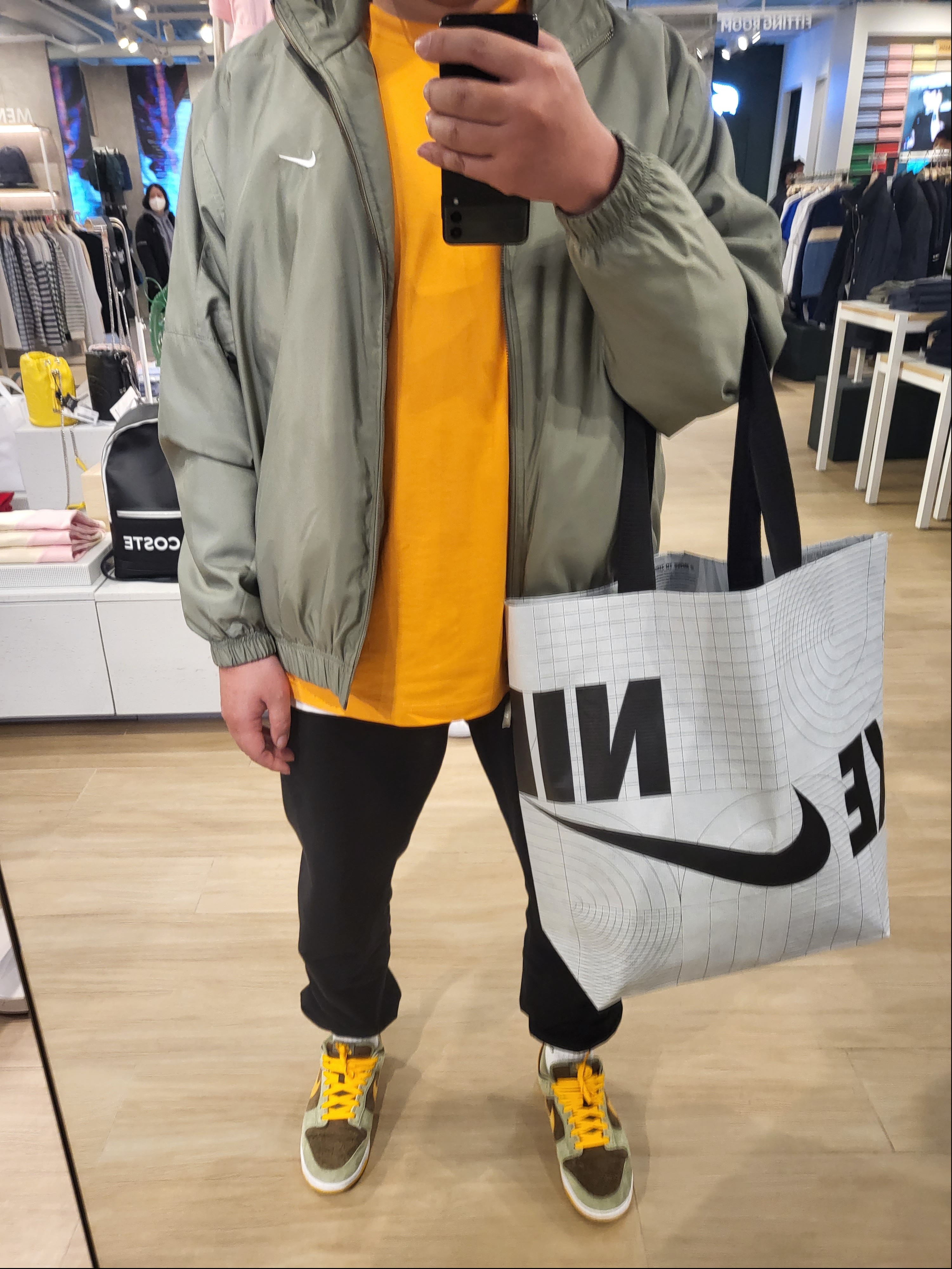 Nike NRG Solo Swoosh Satin Bomber Jacket Light Army - US/EU, Nike NRG Solo Swoosh Satin Bomber Jacket Light Army - Asia 착용 스타일 - 2