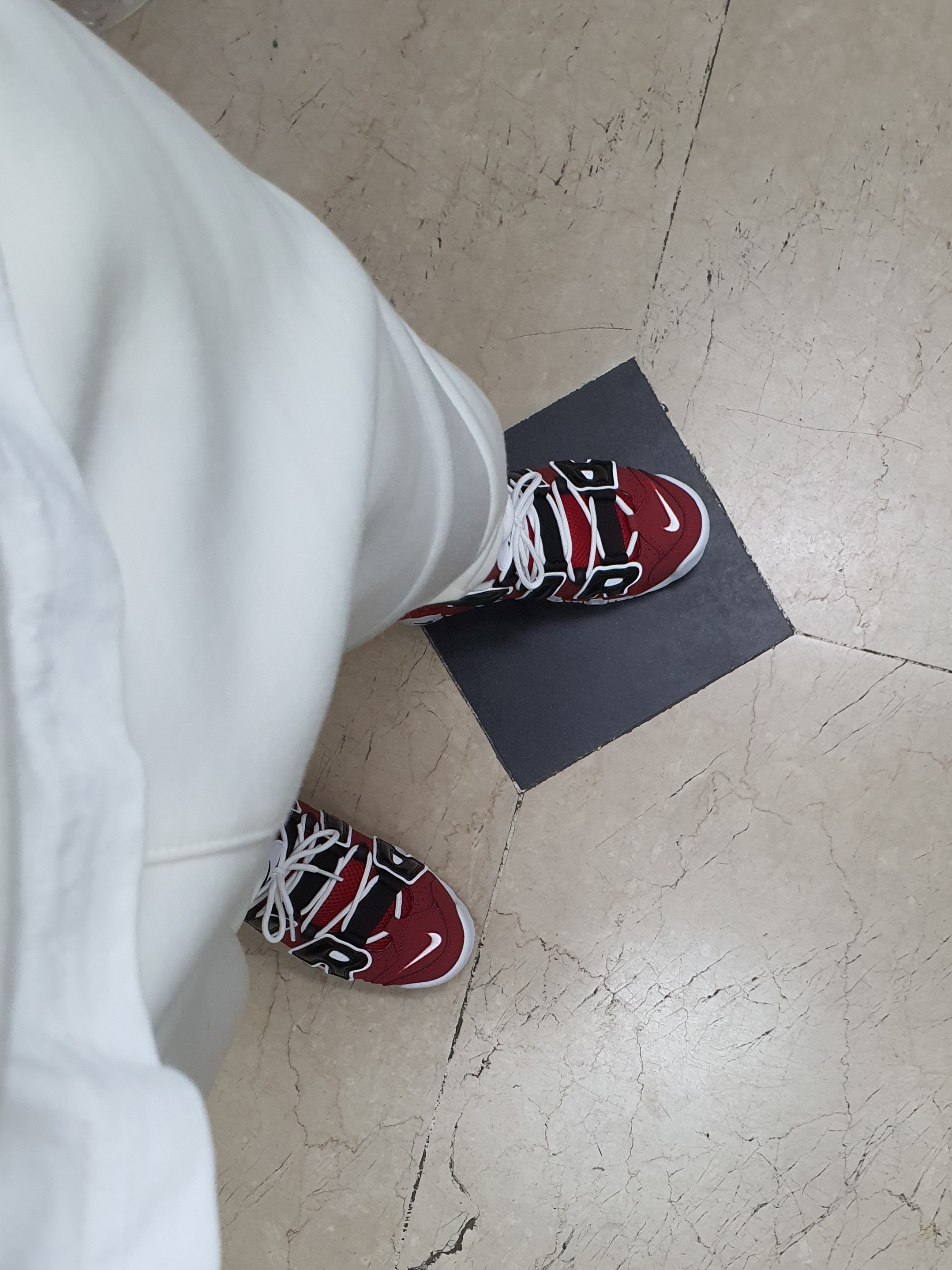 Nike Air More Uptempo 96 Loud and Clear 2021, Nike Air More Uptempo 96 Bulls 2021 착용 스타일 - 4