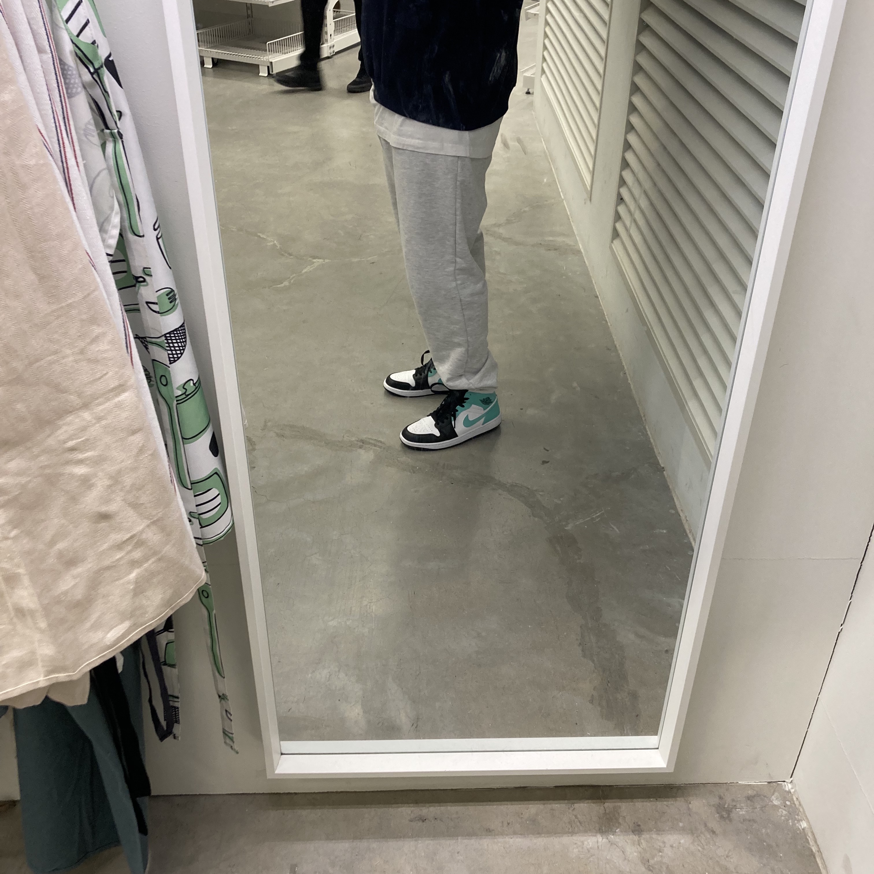 Jordan 1 Mid Tropical Twist 착용 스타일 - 2