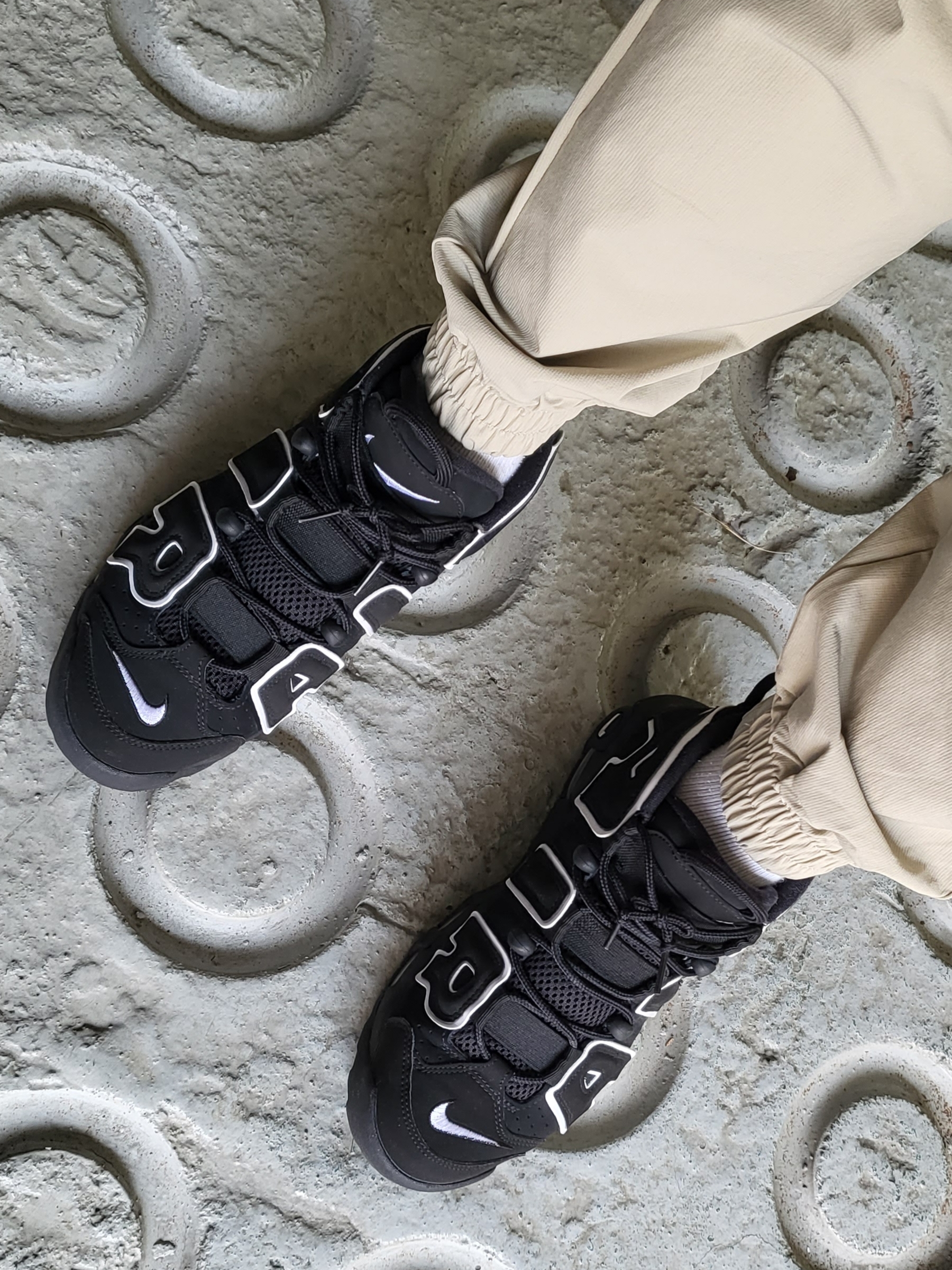Nike Air More Uptempo Black White 2020 착용 스타일 - 1
