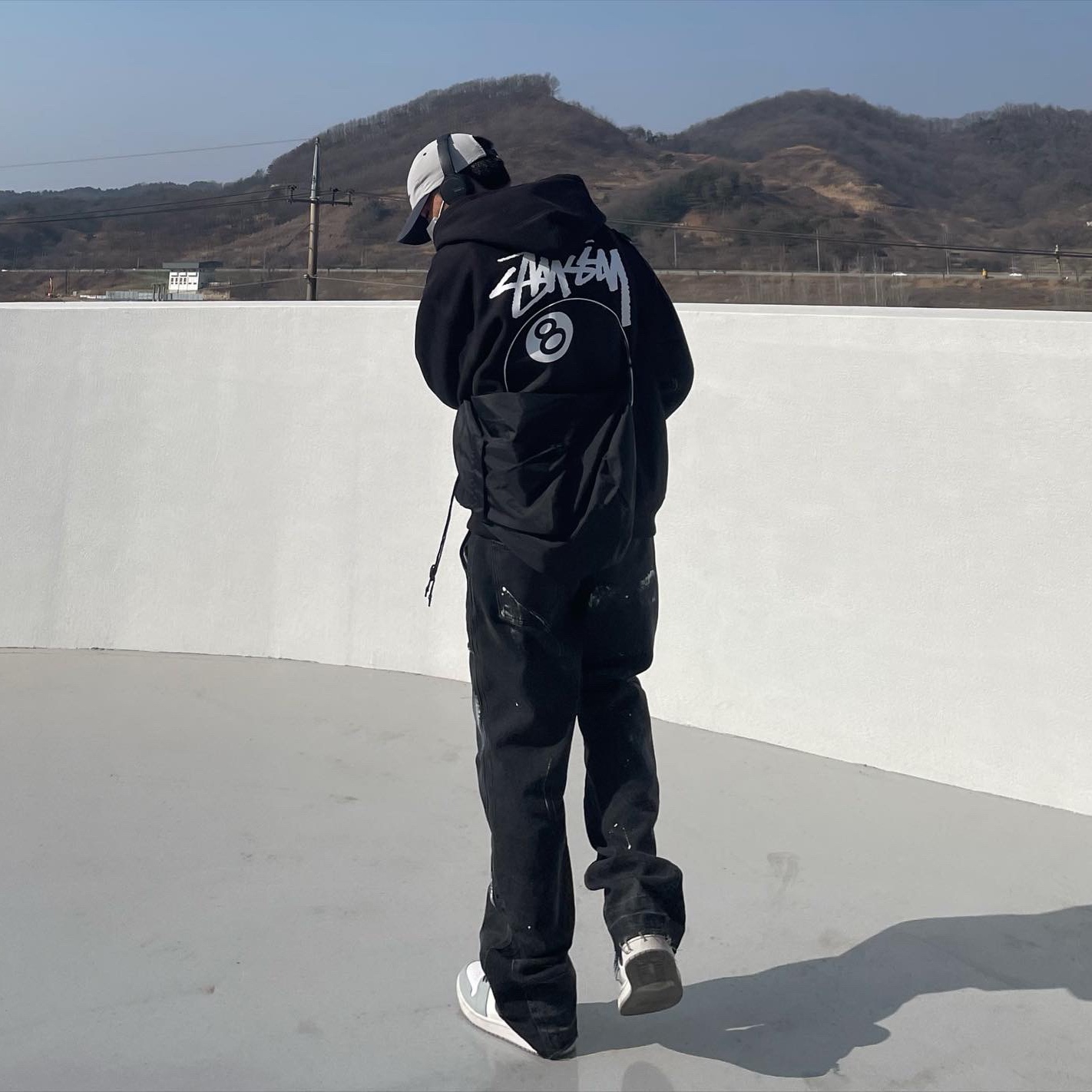 Jordan 1 Mid Light Smoke Grey Anthracite, Stussy 8 Ball Zip Hoodie Black - 22SS 착용 스타일