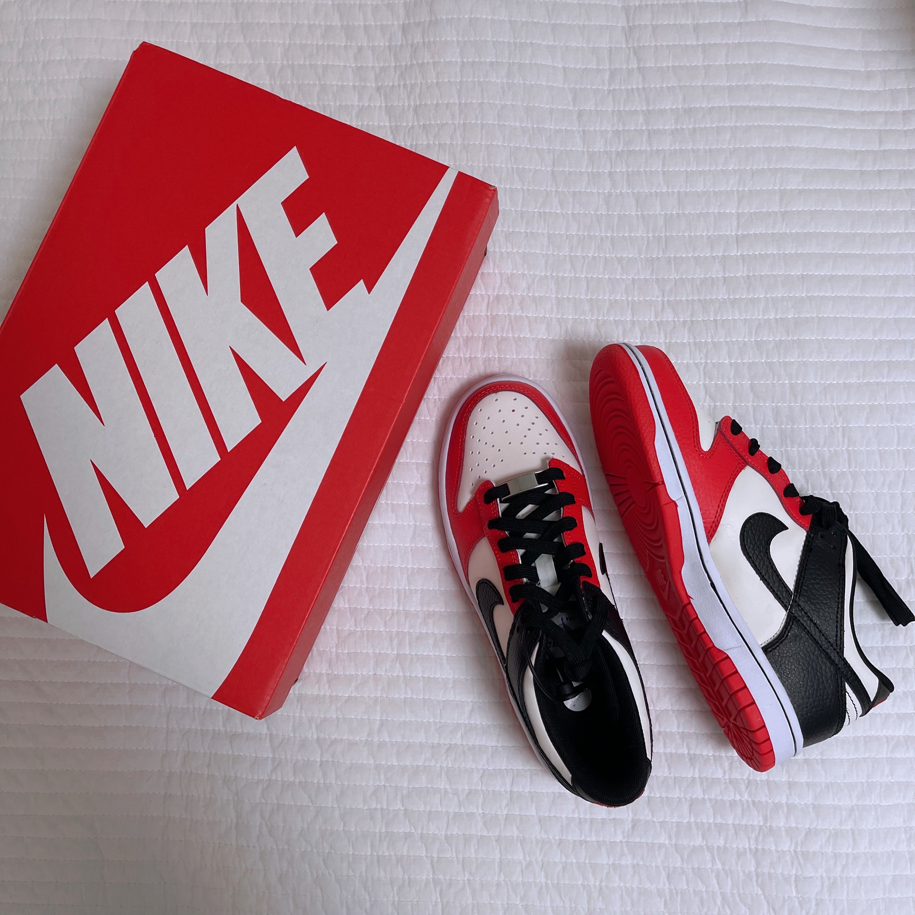 (GS) Nike x NBA Dunk Low Black and Chile Red 착용 스타일 - 1