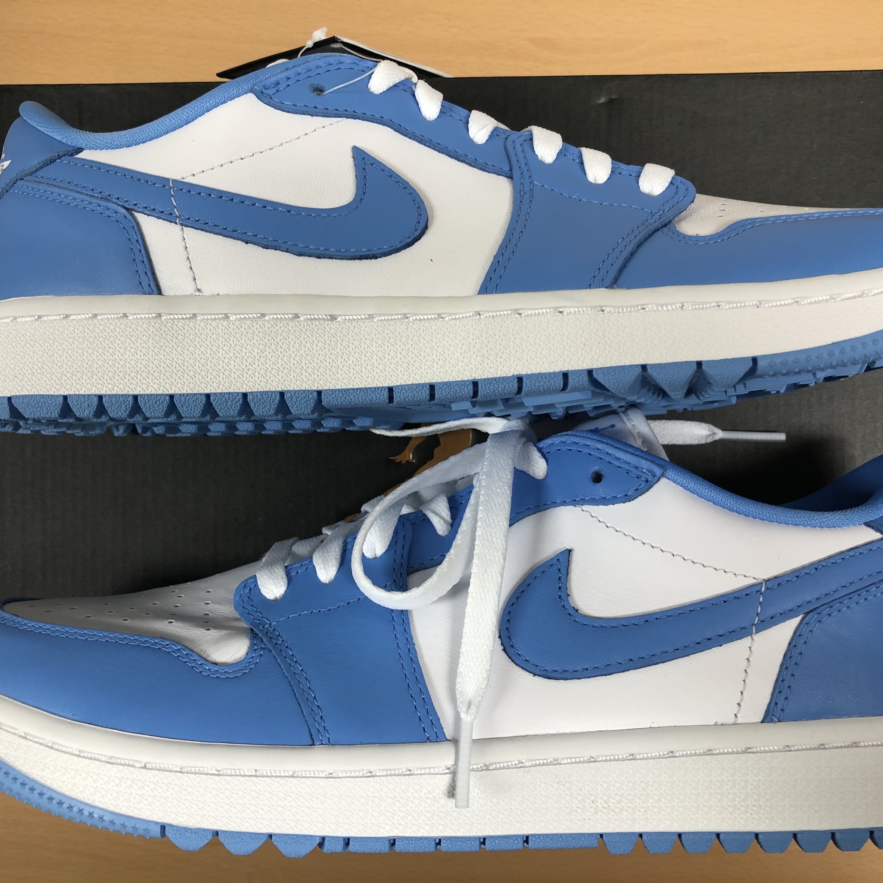 Jordan 1 Low Golf White and University Blue 착용 스타일 - 1