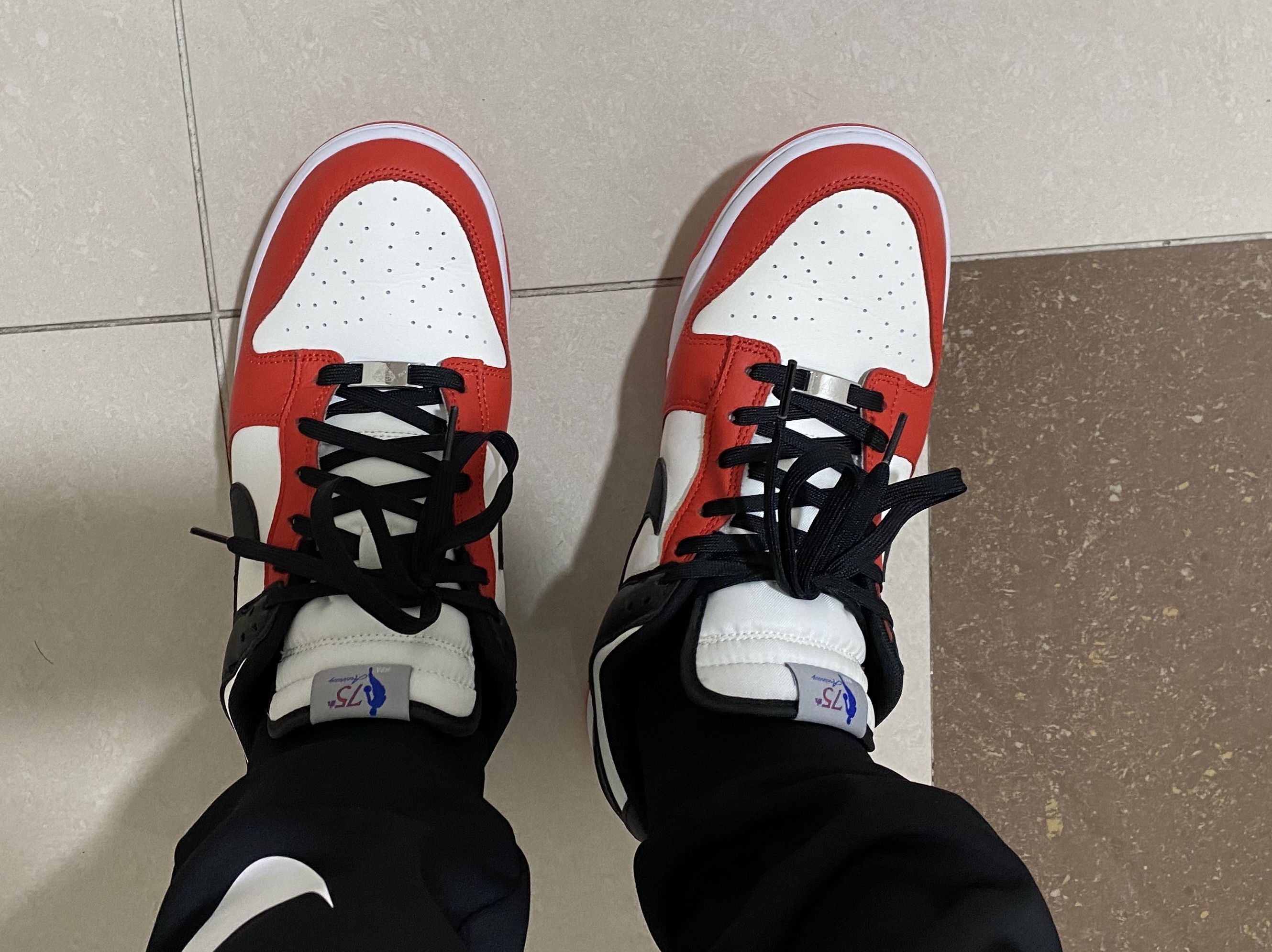 Nike x NBA Dunk Low Retro EMB Black and Chile Red 착용 스타일 - 3