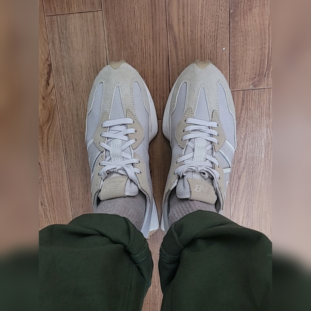 New Balance 327 Unplugged Pack Greige 착용 스타일 - 3