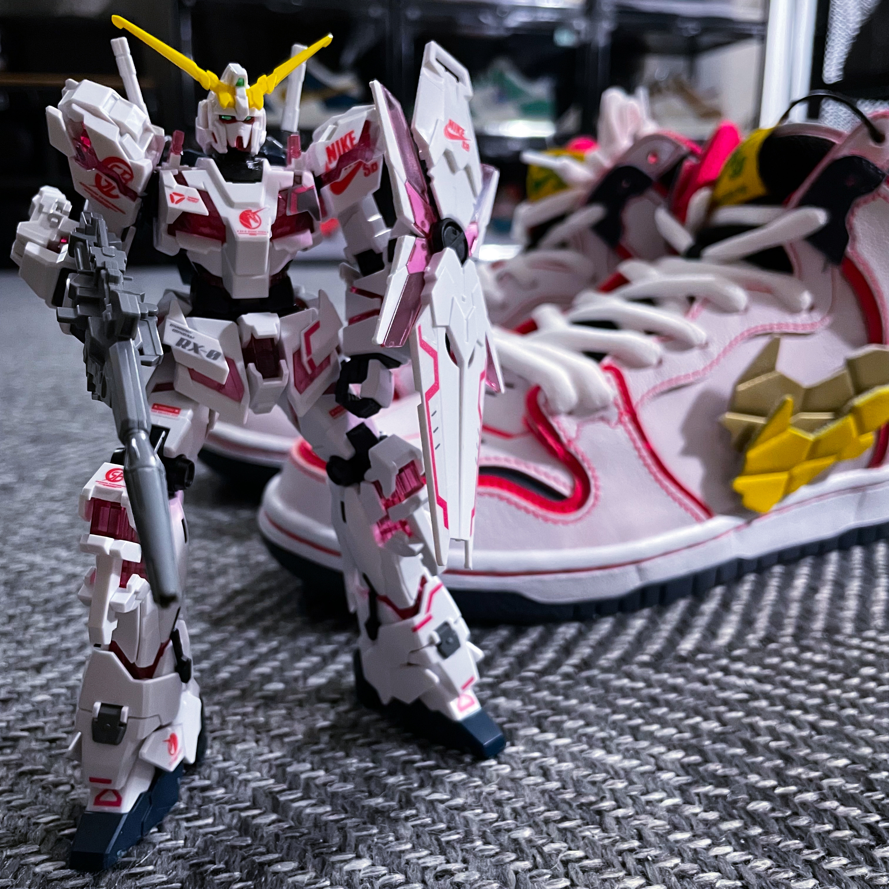Bandai x Nike SB HG Unicorn Gundam & HG Unicorn 02 Banshee Set (Destroy Mode), Nike x Gundam SB Dunk High Pro QS Unicorn RX-0 착용 스타일 - 2