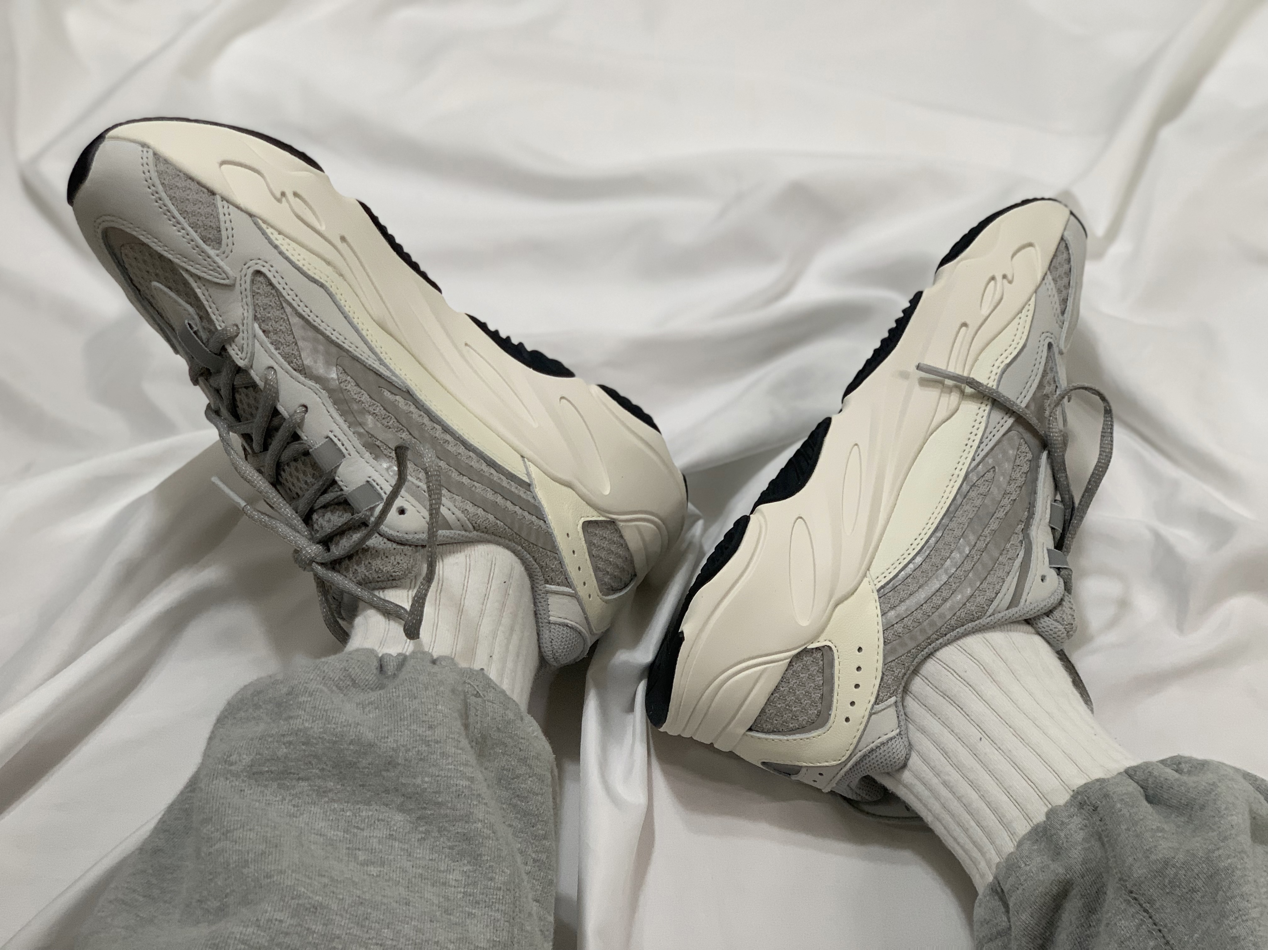 Adidas Yeezy Boost 700 V2 Static 2022 착용 스타일 - 1