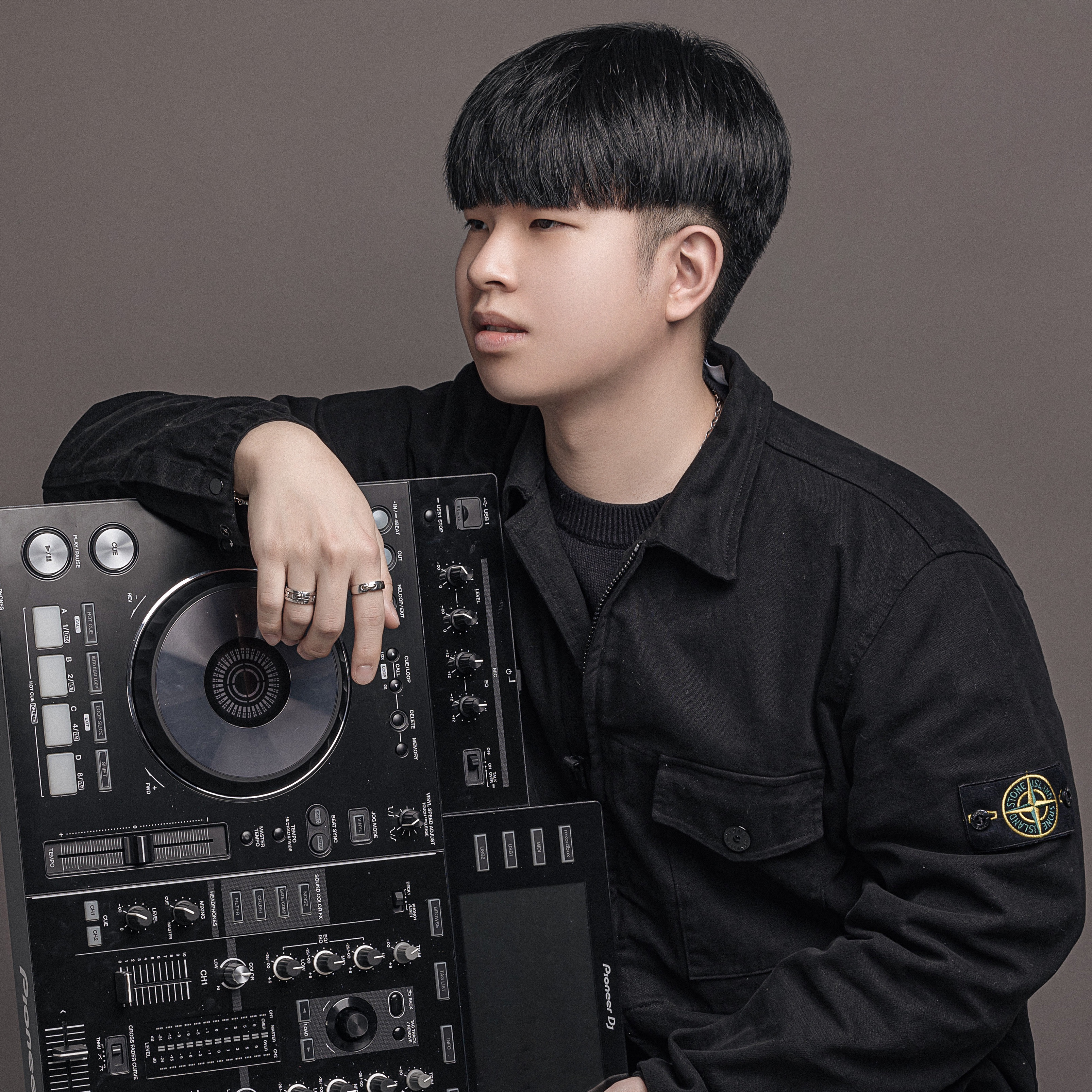Stone Island 10704 Textured Brushed Recycled Cotton Overshirt Black - 21FW 착용 스타일