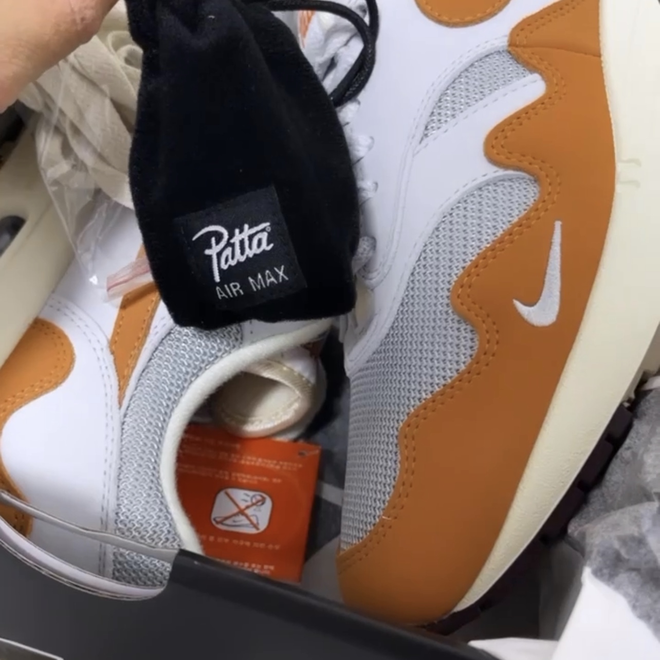 Nike x Patta Air Max 1 Monarch 착용 스타일 - 1