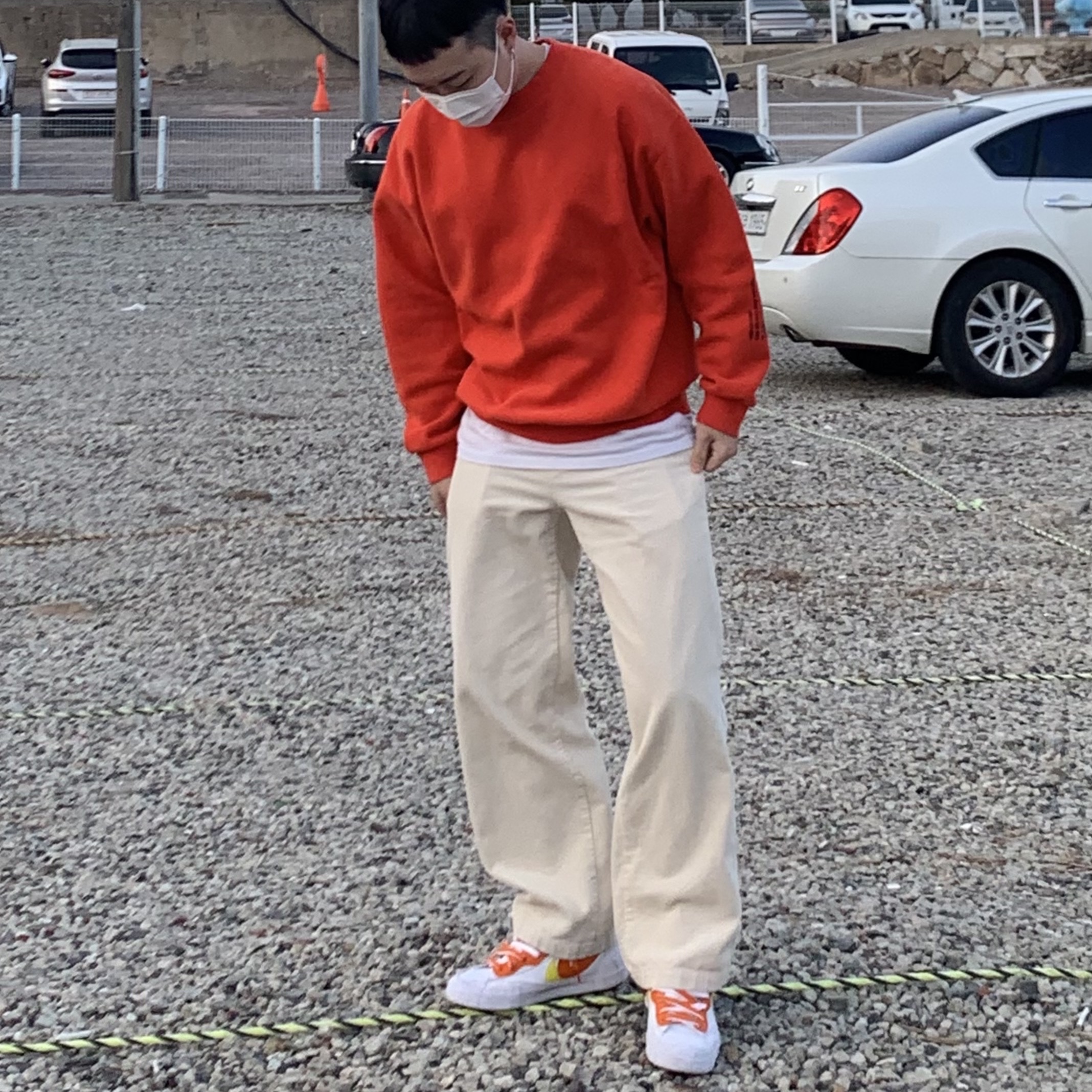 Nike x Sacai Blazer Low Magma Orange 착용 스타일 - 2