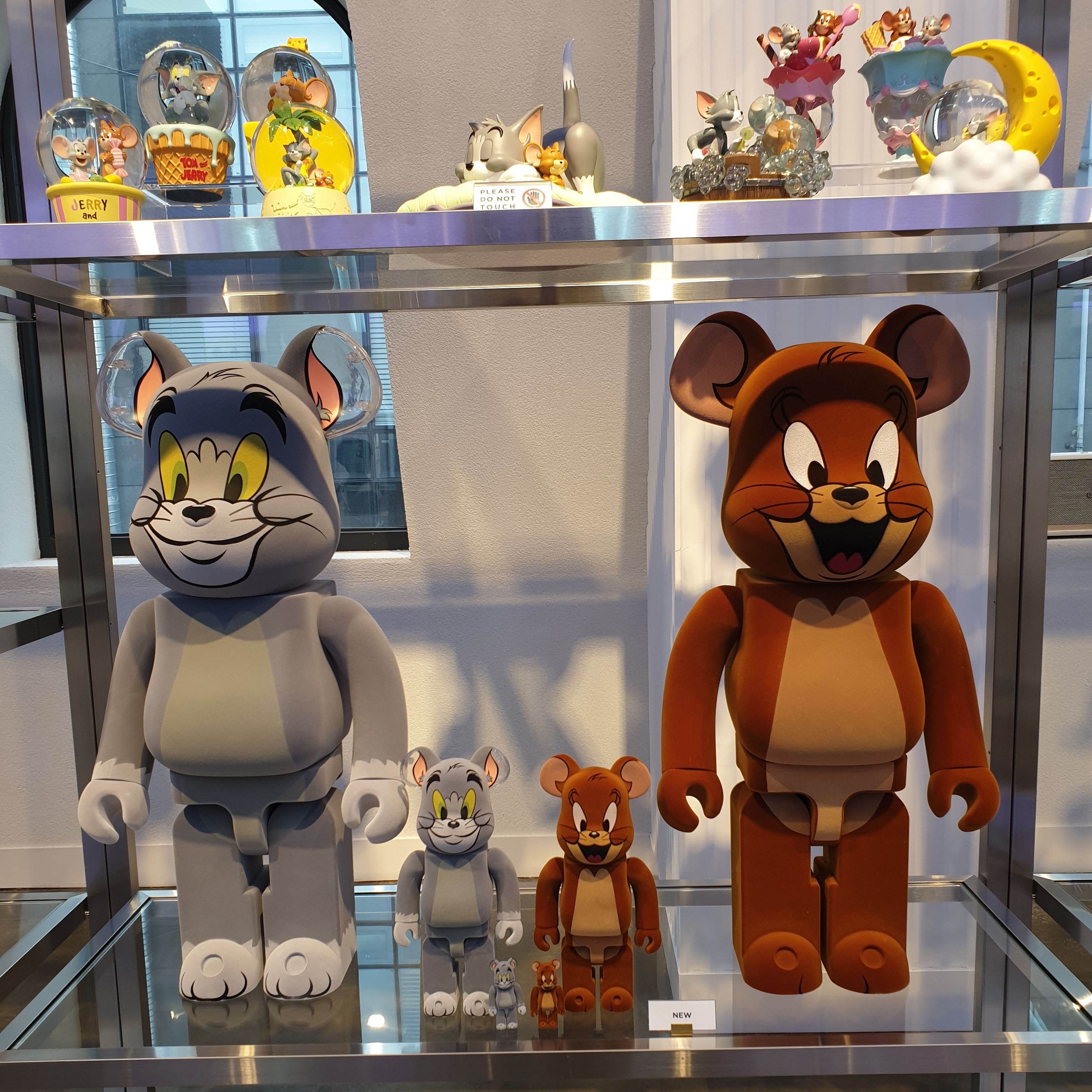 Bearbrick Tom & Jerry Jerry Flocky Ver. 100% & 400% Set, Bearbrick Tom & Jerry Tom Flocky Ver. 100% & 400% Set 착용 스타일