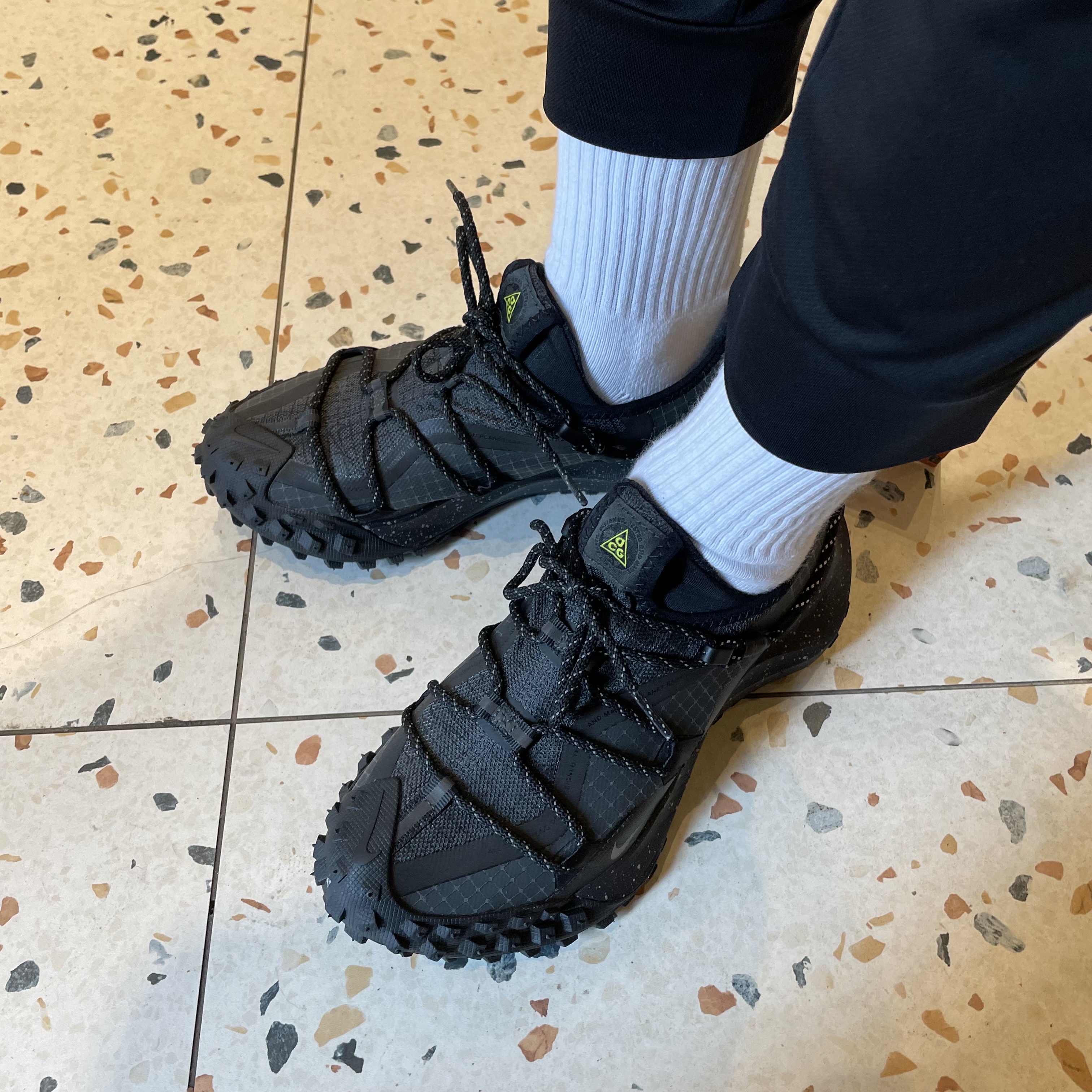 Nike ACG Mountain Fly Low Gore-Tex SE Dark Smoke Grey 착용 스타일 - 2