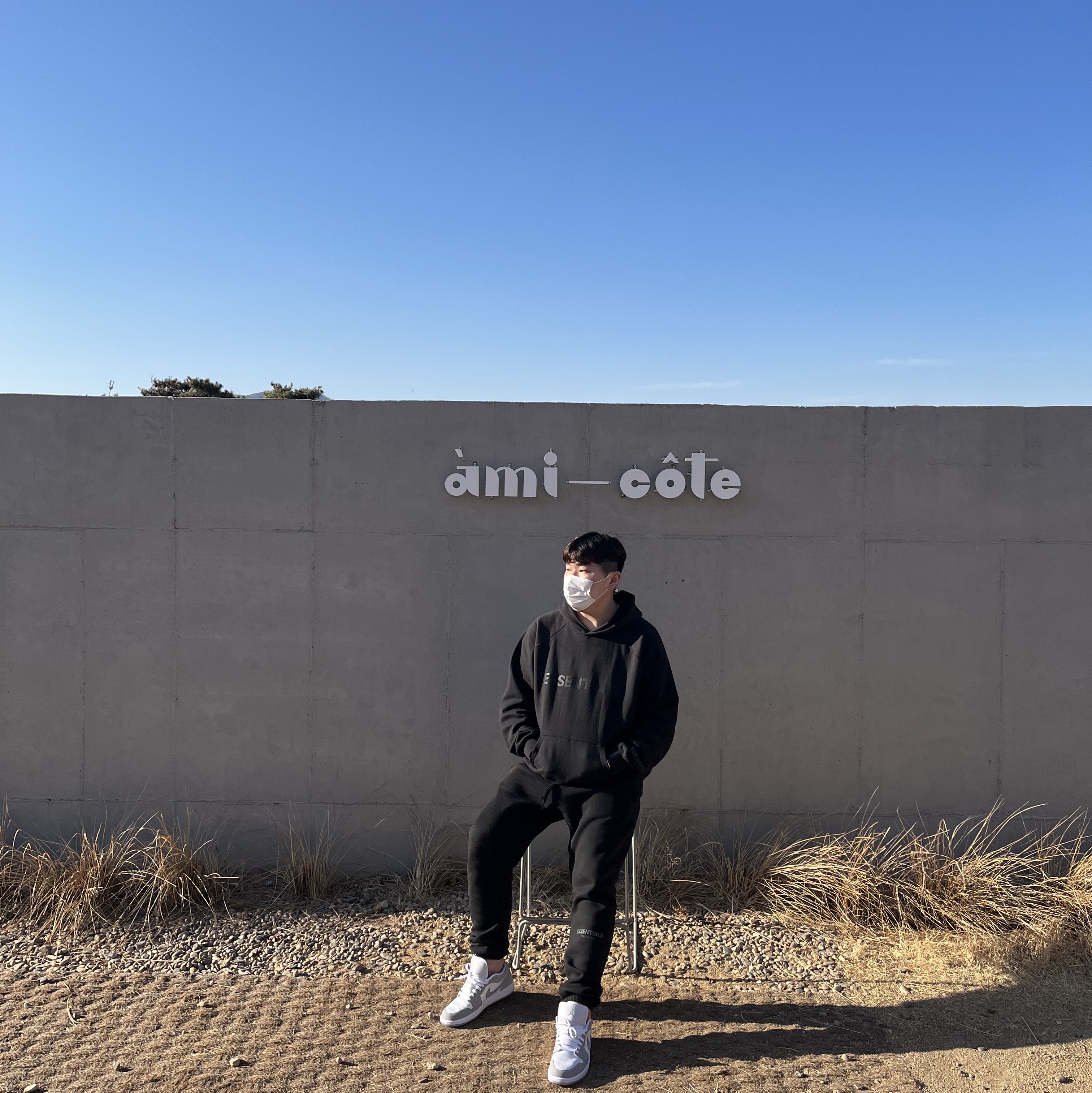 (W) Jordan 1 Low White Wolf Grey, Essentials The Core Collection Sweatpants Black 착용 스타일