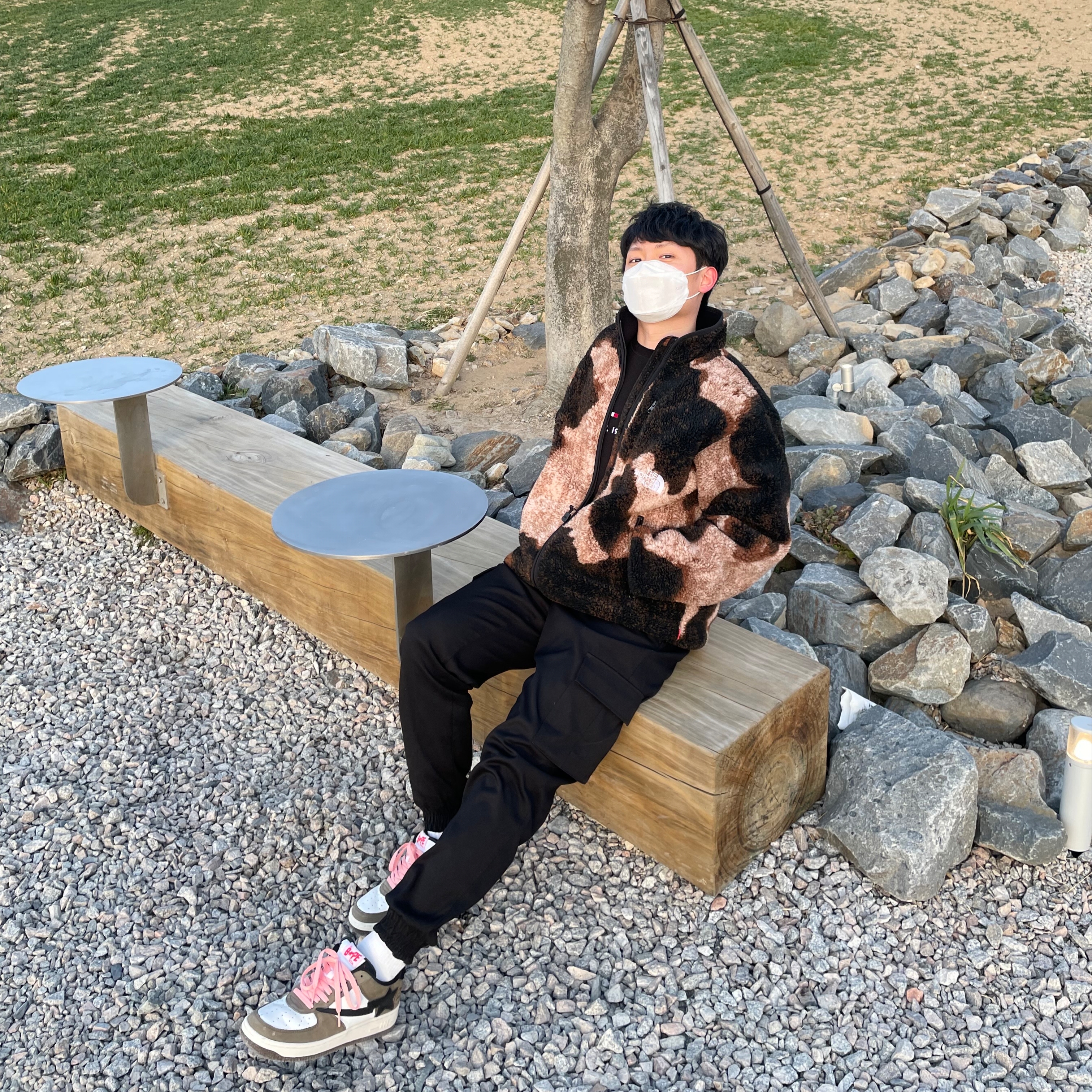 Jordan 1 x Travis Scott Retro High OG SP Mocha, Adidas x BAPE Superstar 80s White Black 착용 스타일 - 1