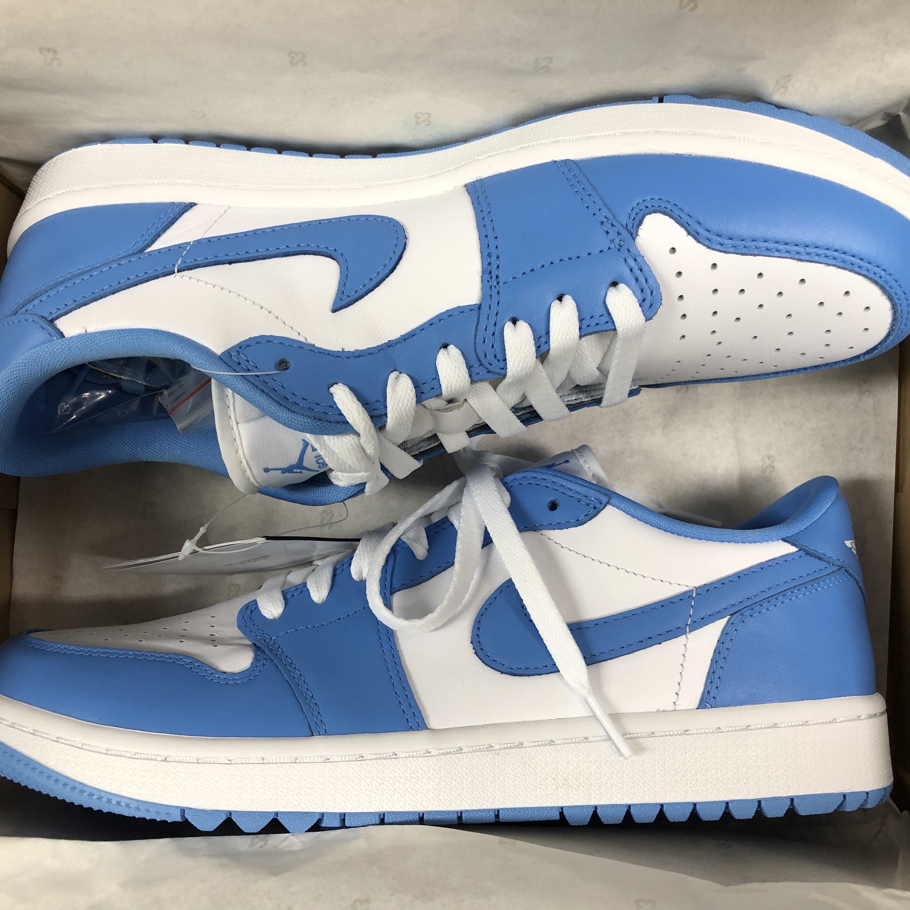 Jordan 1 Low Golf White and University Blue 착용 스타일 - 2