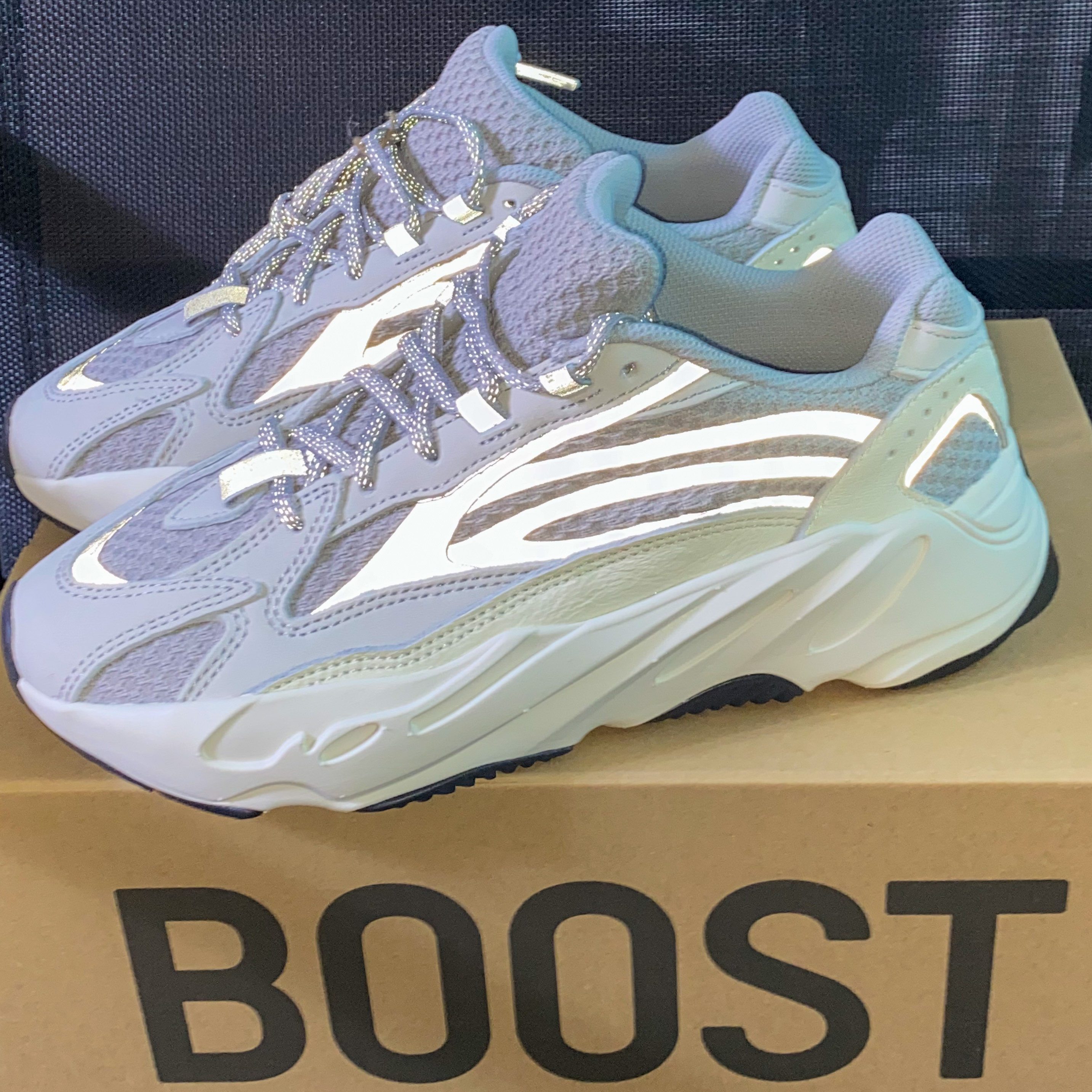 Adidas Yeezy Boost 700 V2 Static 2022 착용 스타일 - 2