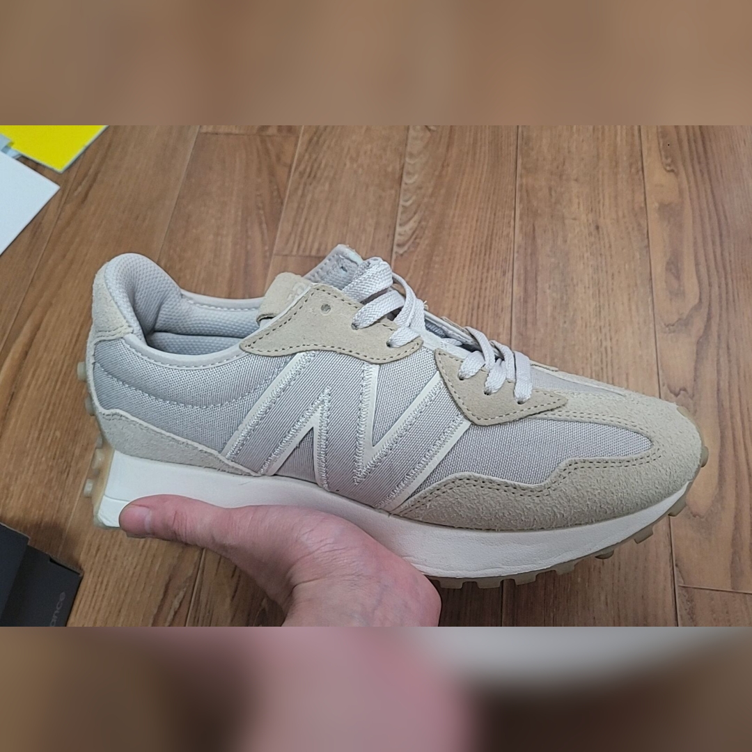 New Balance 327 Unplugged Pack Greige 착용 스타일 - 2