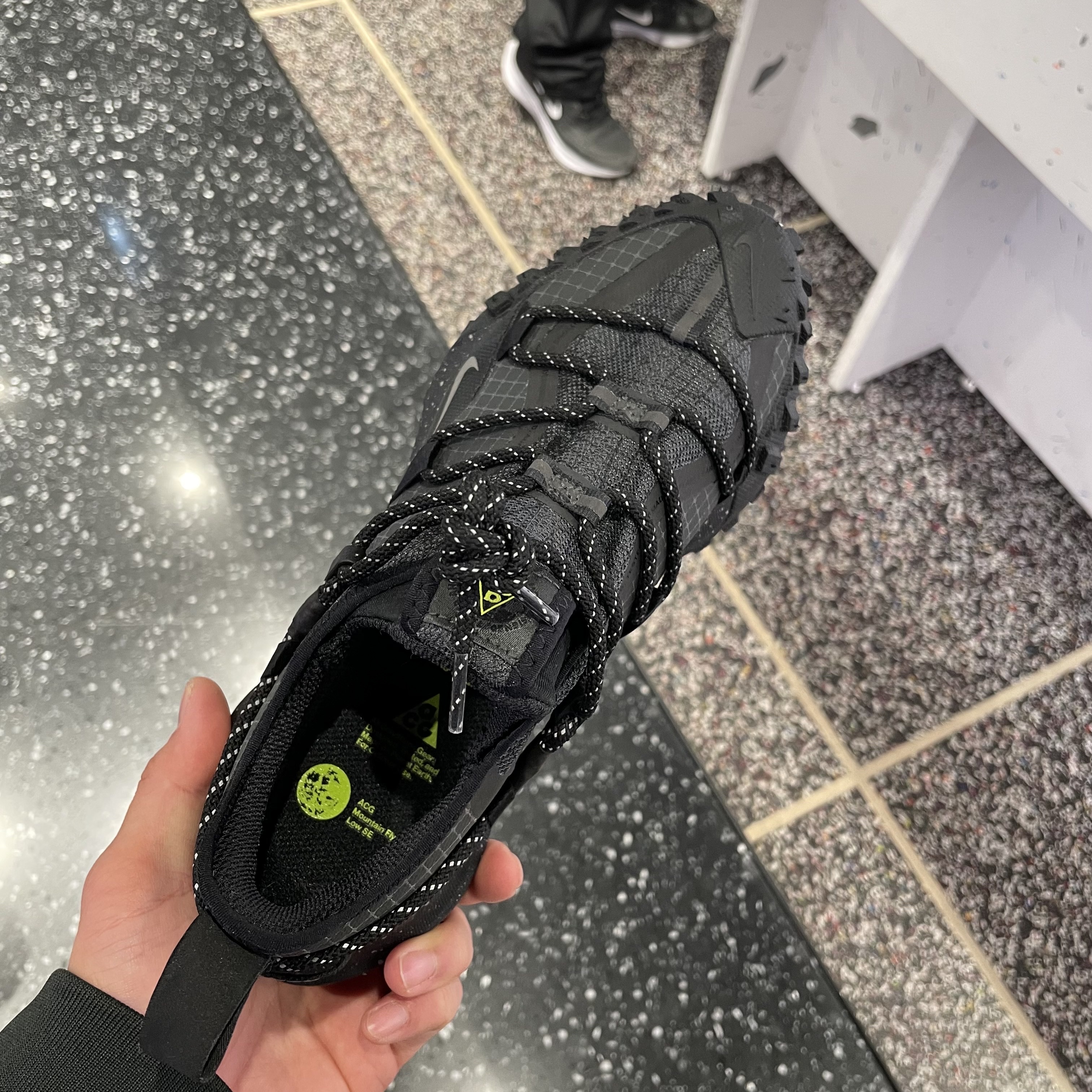 Nike ACG Mountain Fly Low Gore-Tex SE Dark Smoke Grey 착용 스타일 - 3