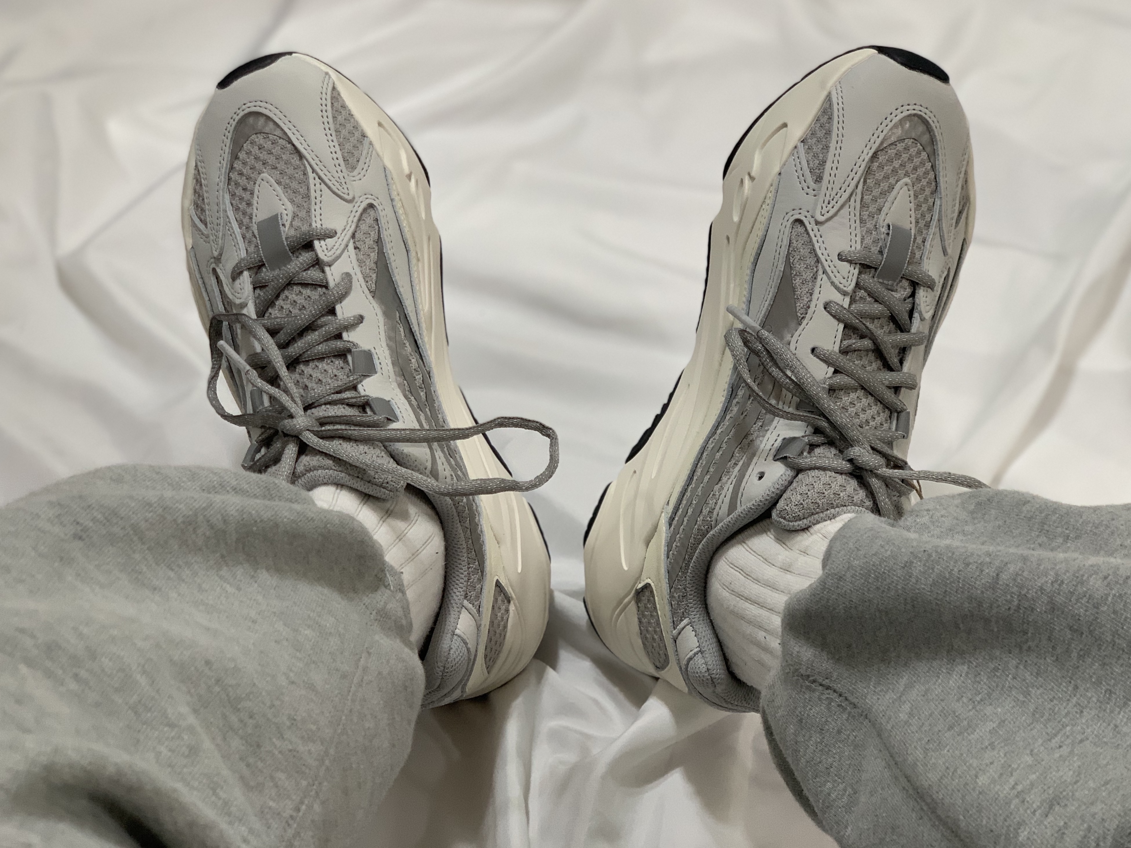 Adidas Yeezy Boost 700 V2 Static 2022 착용 스타일 - 2