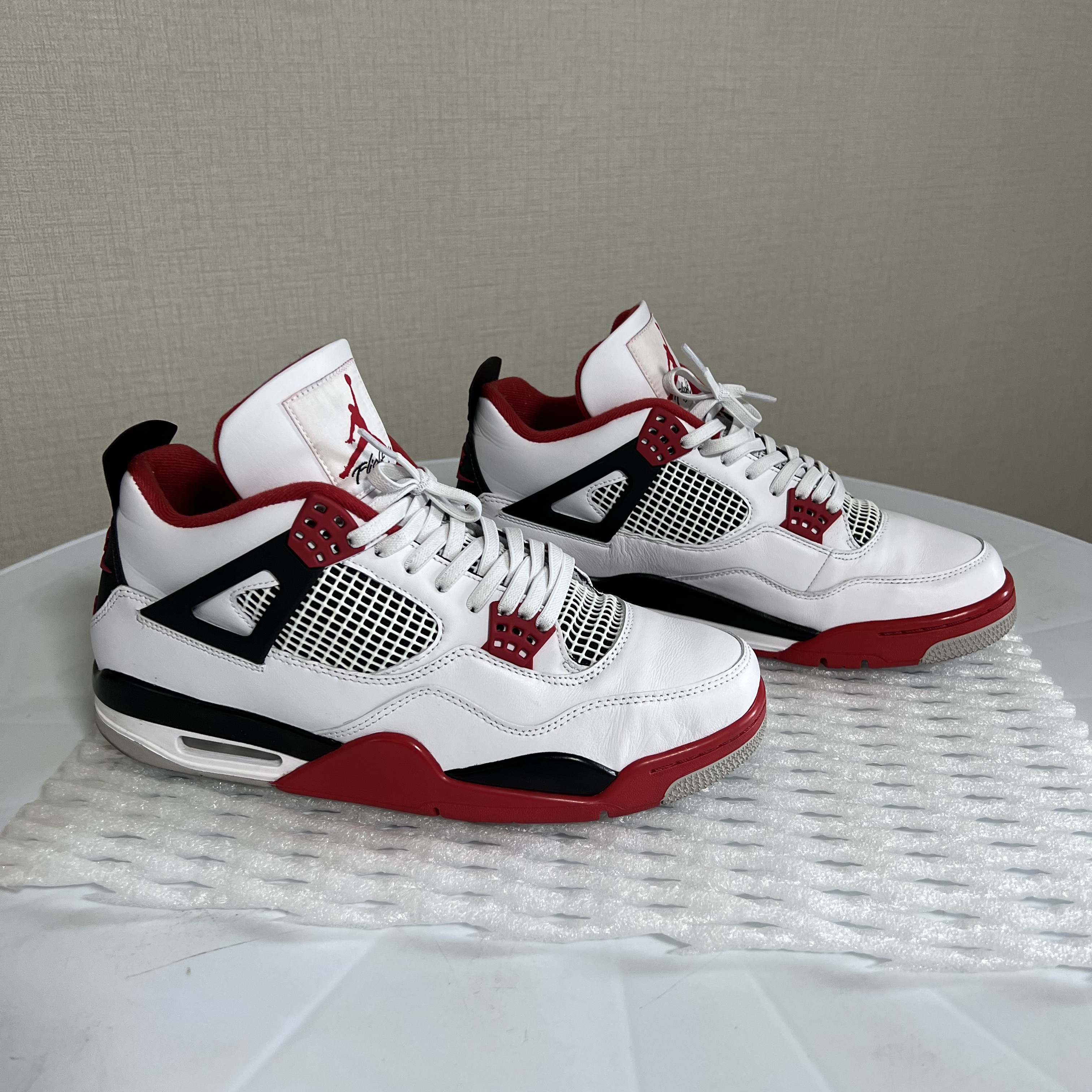 Jordan 4 Retro OG Fire Red 2020 착용 스타일 - 2