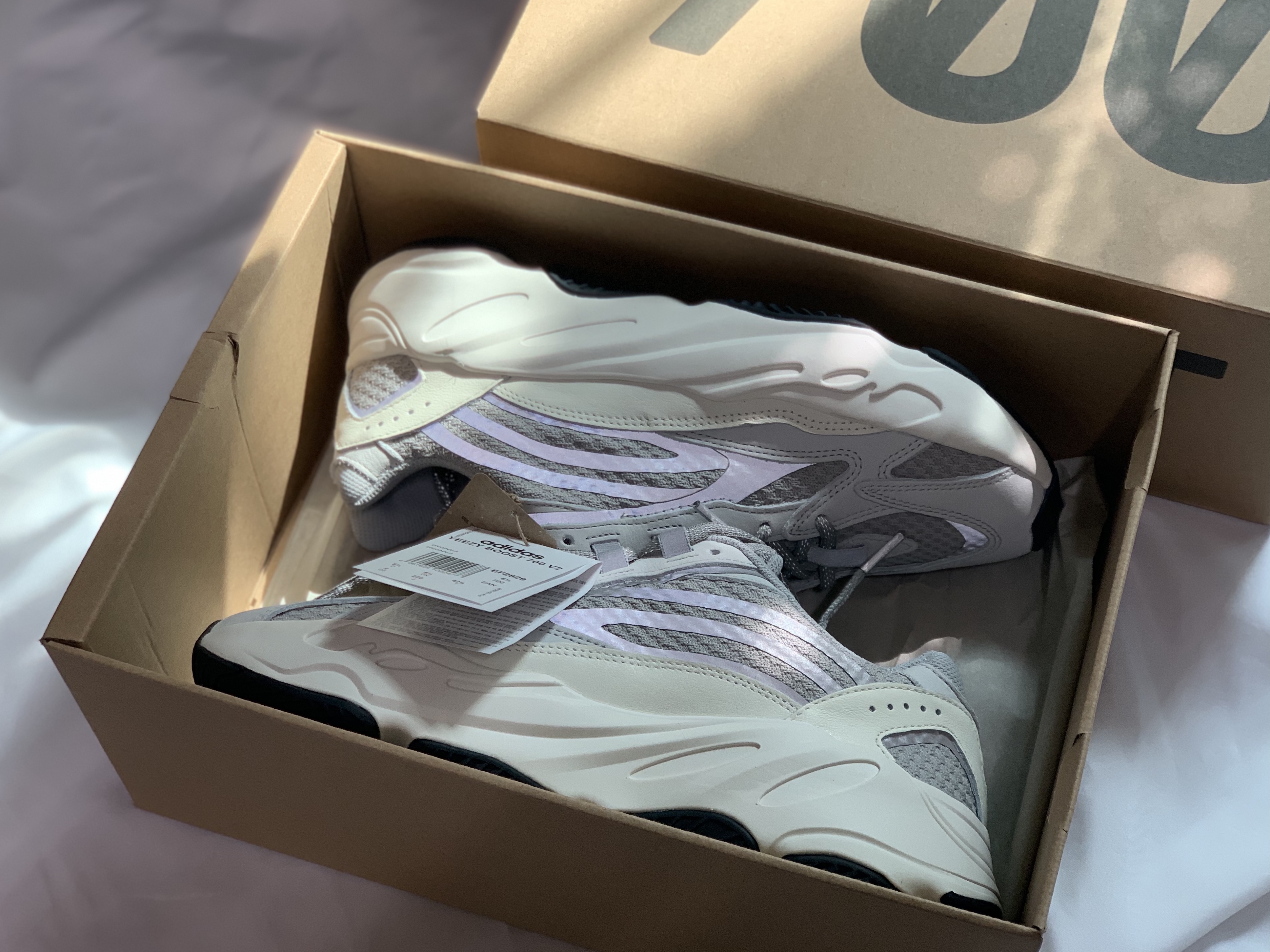 Adidas Yeezy Boost 700 V2 Static 2022 착용 스타일 - 3