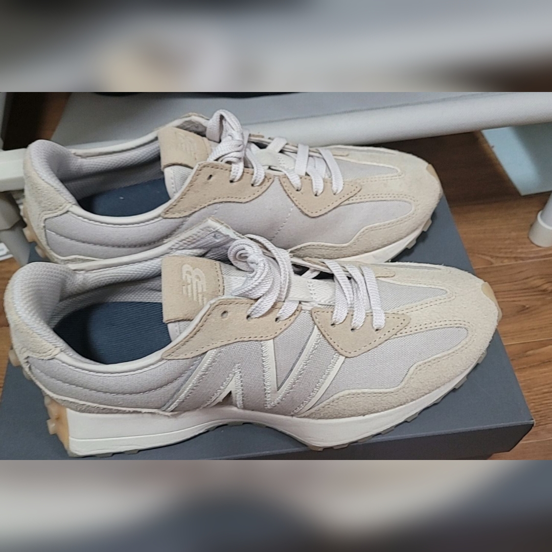 New Balance 327 Unplugged Pack Greige 착용 스타일 - 1