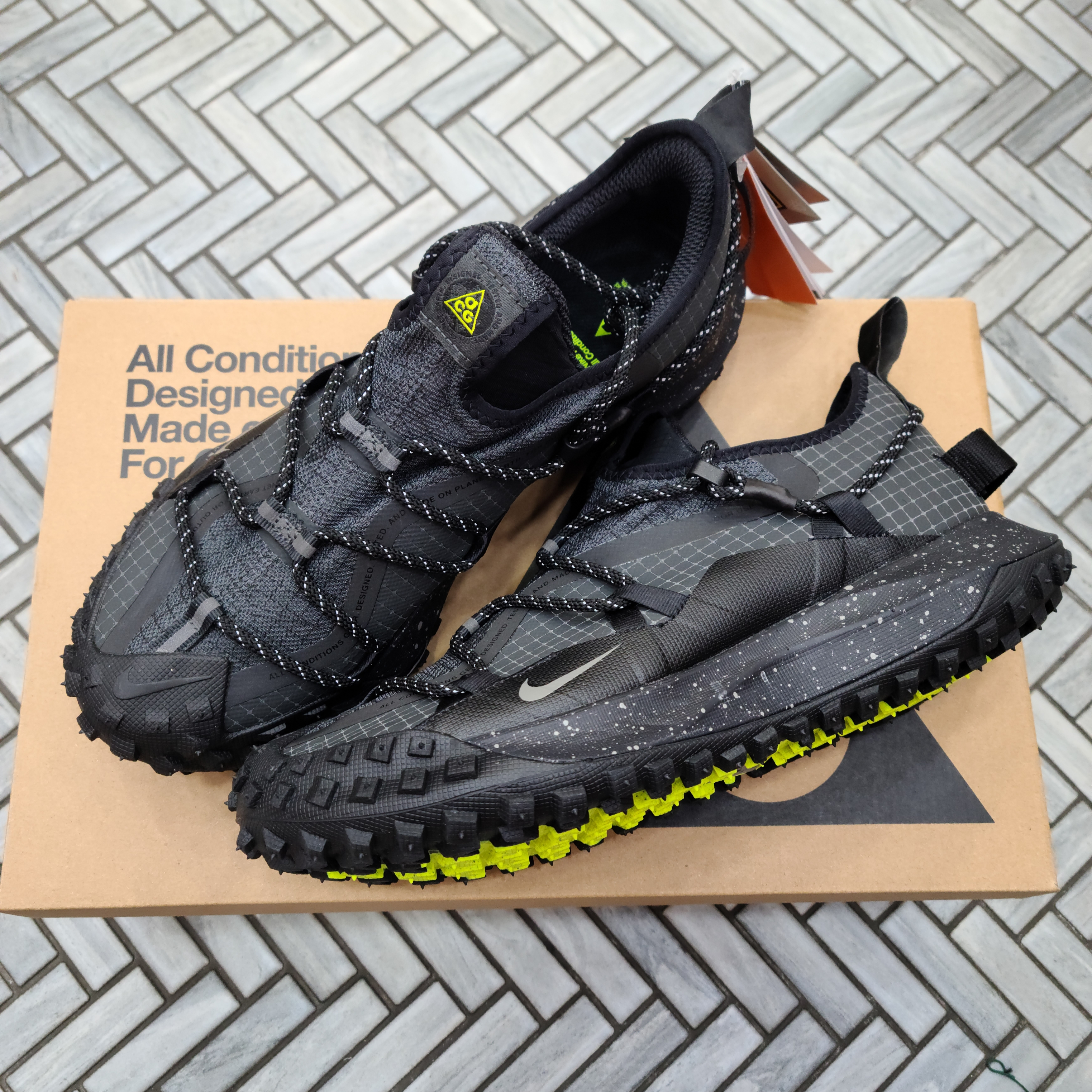Nike ACG Mountain Fly Low Gore-Tex SE Dark Smoke Grey 착용 스타일 - 1
