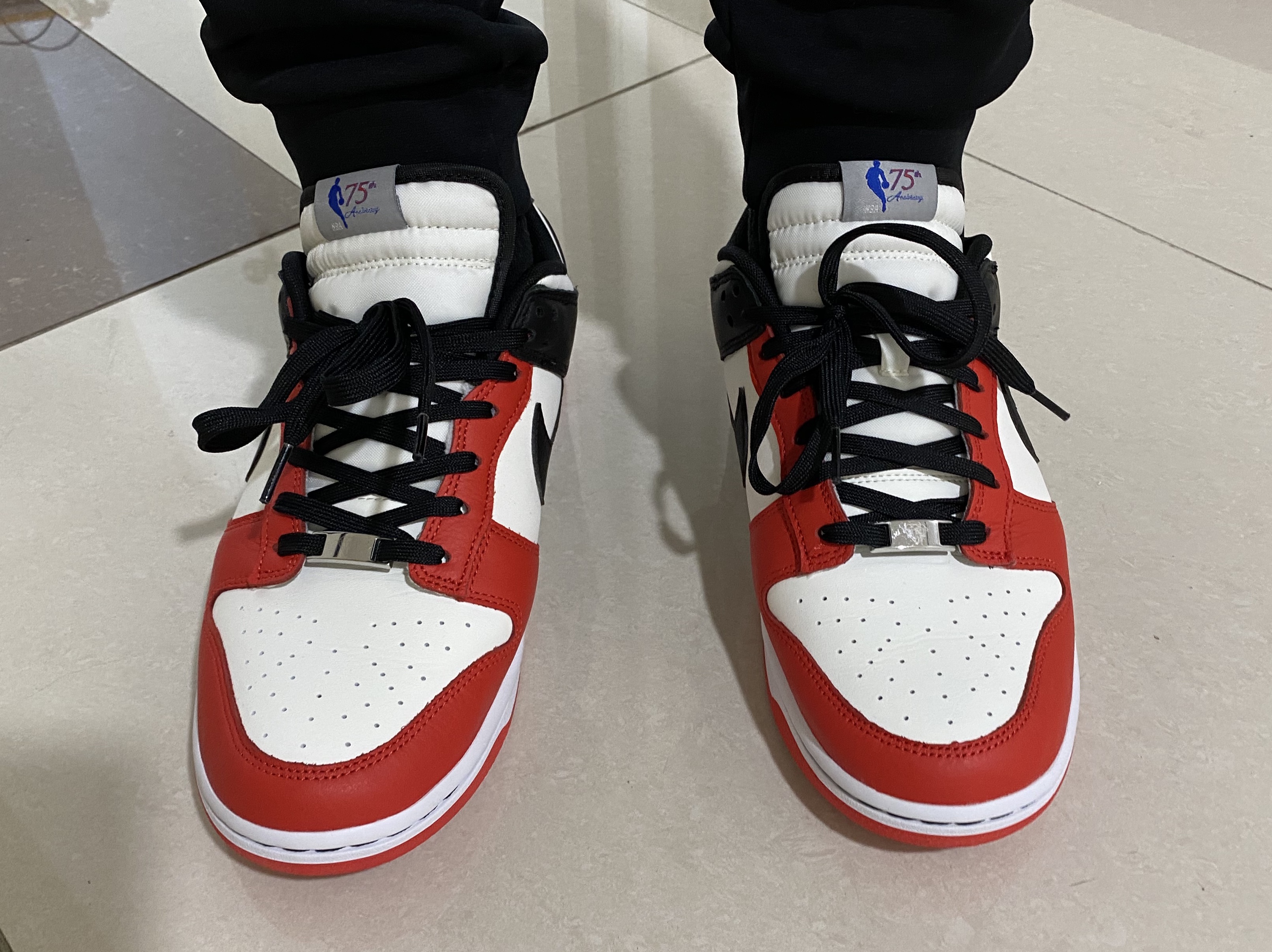 Nike x NBA Dunk Low Retro EMB Black and Chile Red 착용 스타일 - 1
