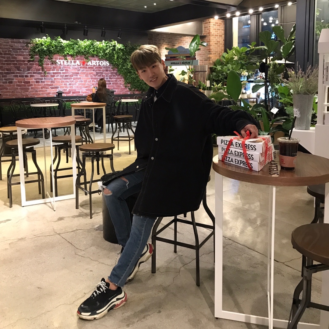 (W) Balenciaga Triple S Trainer Black White Red 착용 스타일